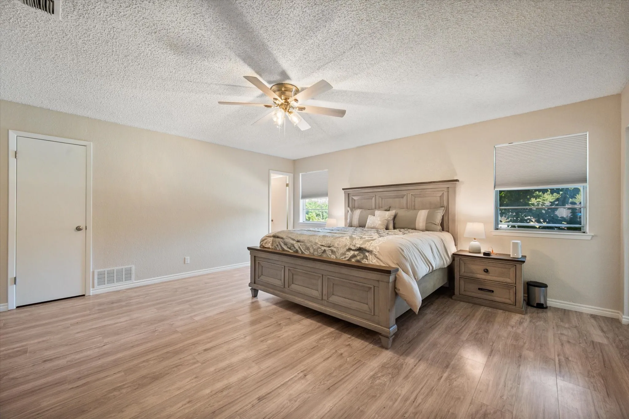 Single Family Residence For Sale in Tarrant County , 108 Haywood Drive, Benbrook, Texas 76126, 3 Bedroom, 2 Bathroom, 2 Garage spaces, 1,840 Sqft, built in 1979, mls#21370009, Real Estate Agent in Benbrook, Homes For Sale in Tarrant county, Homes For Sale in Benbrook, Realtor in Benbrook Texas, Real Estate Brokerage Independent Realty Texas, Luminita Cordes Realtor