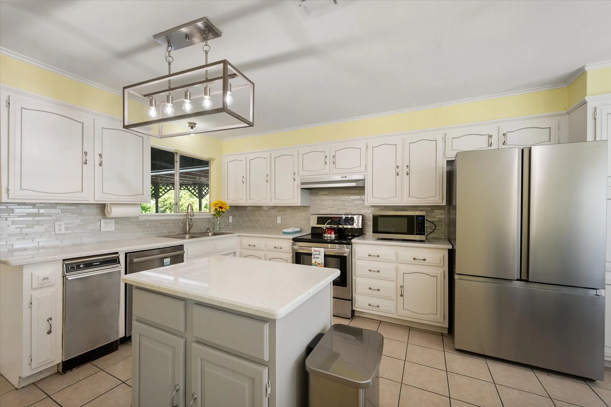 Single Family Residence For Sale in Tarrant County , 108 Haywood Drive, Benbrook, Texas 76126, 3 Bedroom, 2 Bathroom, 2 Garage spaces, 1,840 Sqft, built in 1979, mls#21370009, Real Estate Agent in Benbrook, Homes For Sale in Tarrant county, Homes For Sale in Benbrook, Realtor in Benbrook Texas, Real Estate Brokerage Independent Realty Texas, Luminita Cordes Realtor