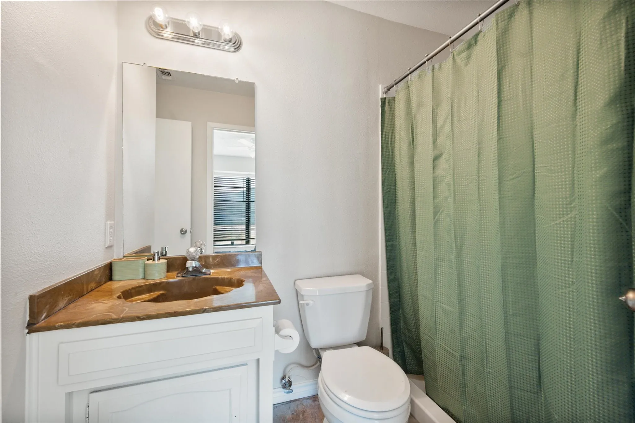 Single Family Residence For Sale in Tarrant County , 108 Haywood Drive, Benbrook, Texas 76126, 3 Bedroom, 2 Bathroom, 2 Garage spaces, 1,840 Sqft, built in 1979, mls#21370009, Real Estate Agent in Benbrook, Homes For Sale in Tarrant county, Homes For Sale in Benbrook, Realtor in Benbrook Texas, Real Estate Brokerage Independent Realty Texas, Luminita Cordes Realtor