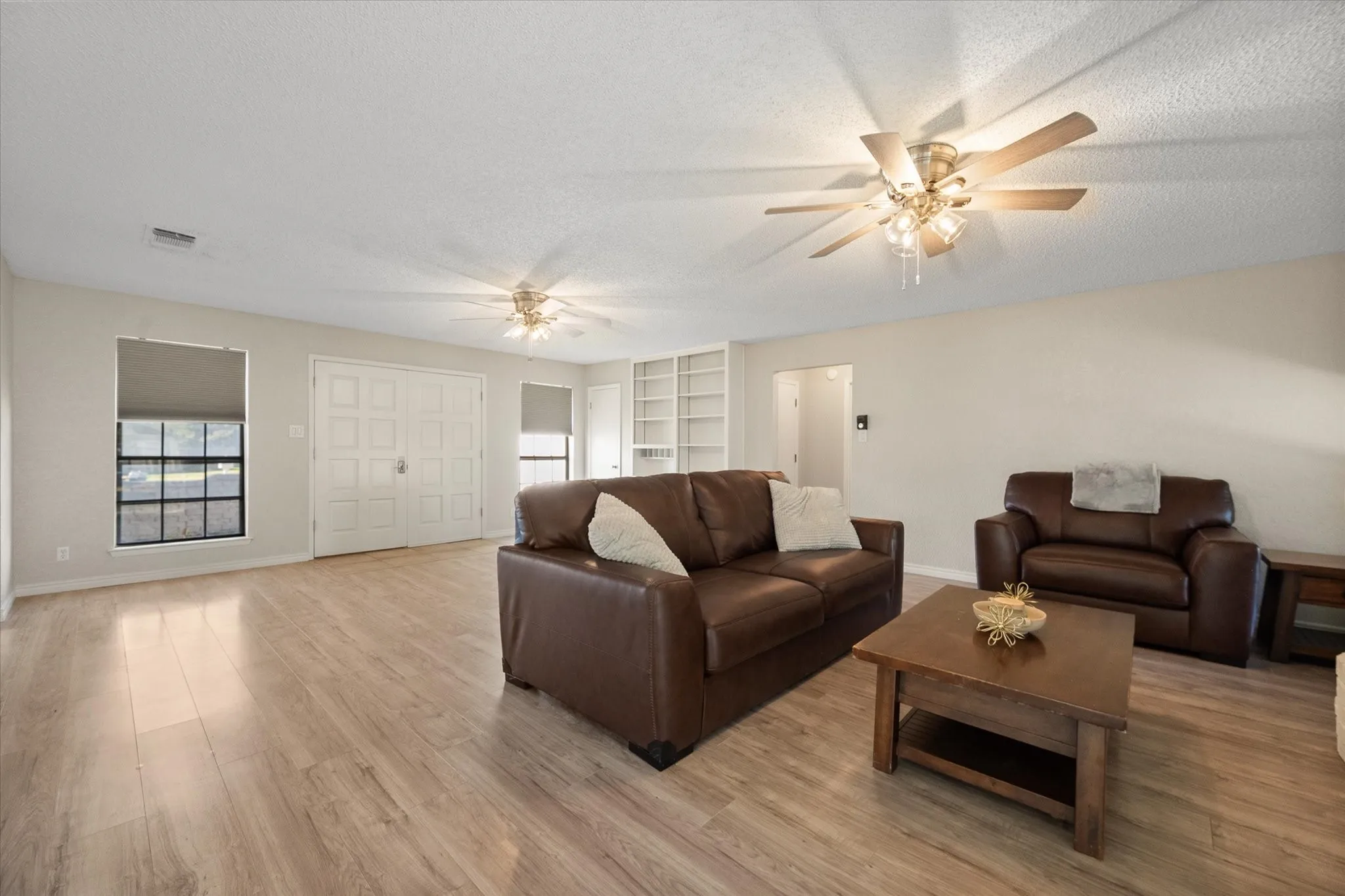 Single Family Residence For Sale in Tarrant County , 108 Haywood Drive, Benbrook, Texas 76126, 3 Bedroom, 2 Bathroom, 2 Garage spaces, 1,840 Sqft, built in 1979, mls#21370009, Real Estate Agent in Benbrook, Homes For Sale in Tarrant county, Homes For Sale in Benbrook, Realtor in Benbrook Texas, Real Estate Brokerage Independent Realty Texas, Luminita Cordes Realtor