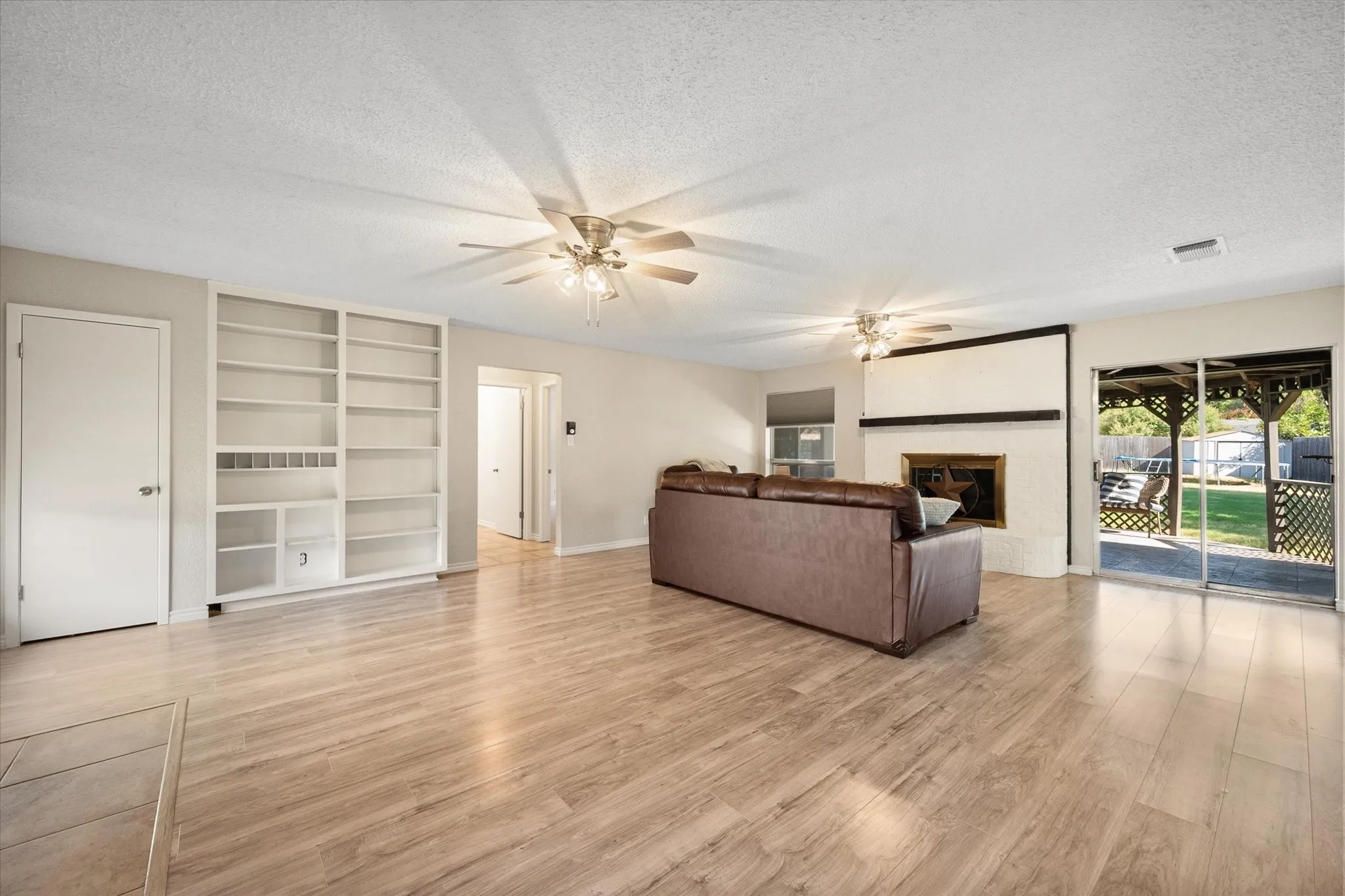 Single Family Residence For Sale in Tarrant County , 108 Haywood Drive, Benbrook, Texas 76126, 3 Bedroom, 2 Bathroom, 2 Garage spaces, 1,840 Sqft, built in 1979, mls#21370009, Real Estate Agent in Benbrook, Homes For Sale in Tarrant county, Homes For Sale in Benbrook, Realtor in Benbrook Texas, Real Estate Brokerage Independent Realty Texas, Luminita Cordes Realtor