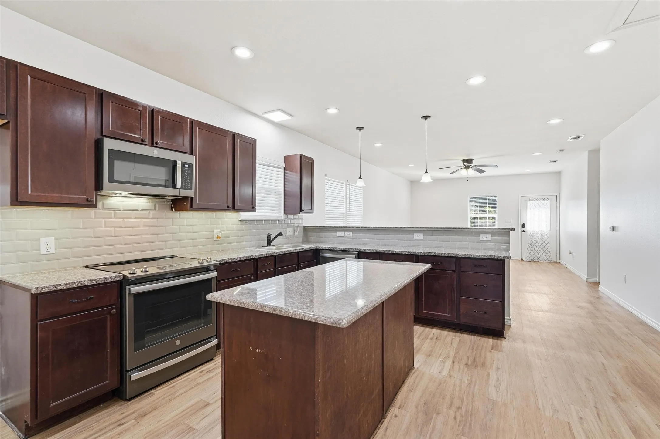 Single Family Residence For Sale in Rockwall County , 124 Chris Drive, Rockwall, Texas 75032, 4 Bedroom, 2 Bathroom, Garage spaces, 1,484 Sqft, built in 2019, mls#21370024, Real Estate Agent in Rockwall, Homes For Sale in Rockwall county, Homes For Sale in Rockwall, Realtor in Rockwall Texas, Real Estate Brokerage Independent Realty Texas, Luminita Cordes Realtor