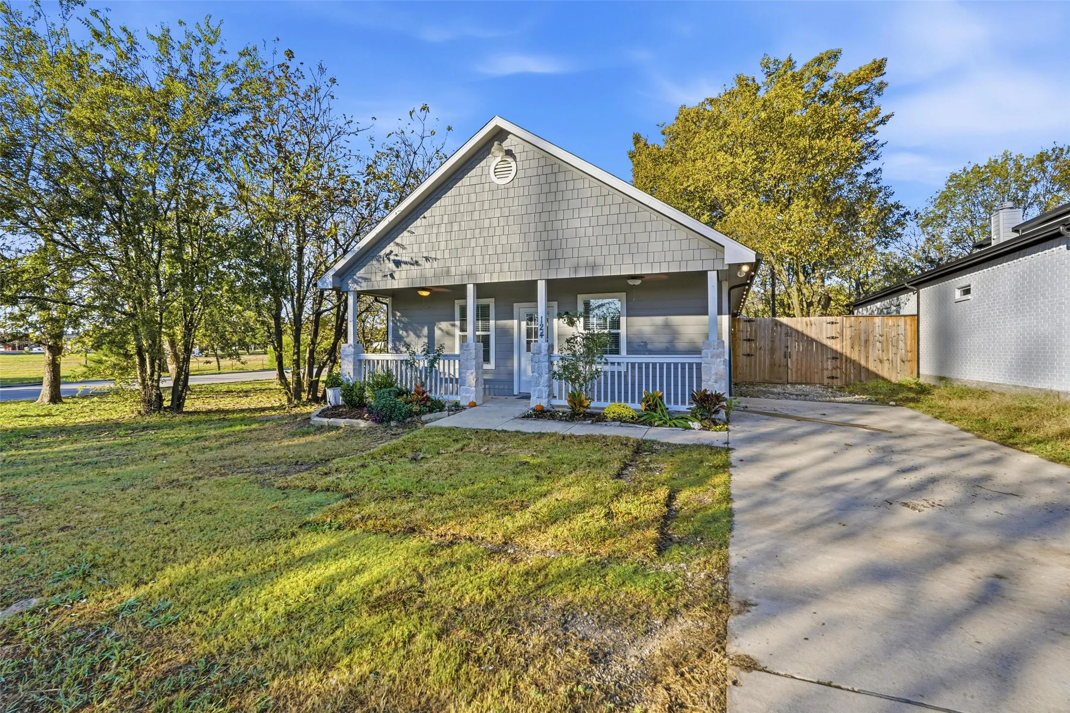 Single Family Residence For Sale in Rockwall County , 124 Chris Drive, Rockwall, Texas 75032, 4 Bedroom, 2 Bathroom, Garage spaces, 1,484 Sqft, built in 2019, mls#21370024, Real Estate Agent in Rockwall, Homes For Sale in Rockwall county, Homes For Sale in Rockwall, Realtor in Rockwall Texas, Real Estate Brokerage Independent Realty Texas, Luminita Cordes Realtor