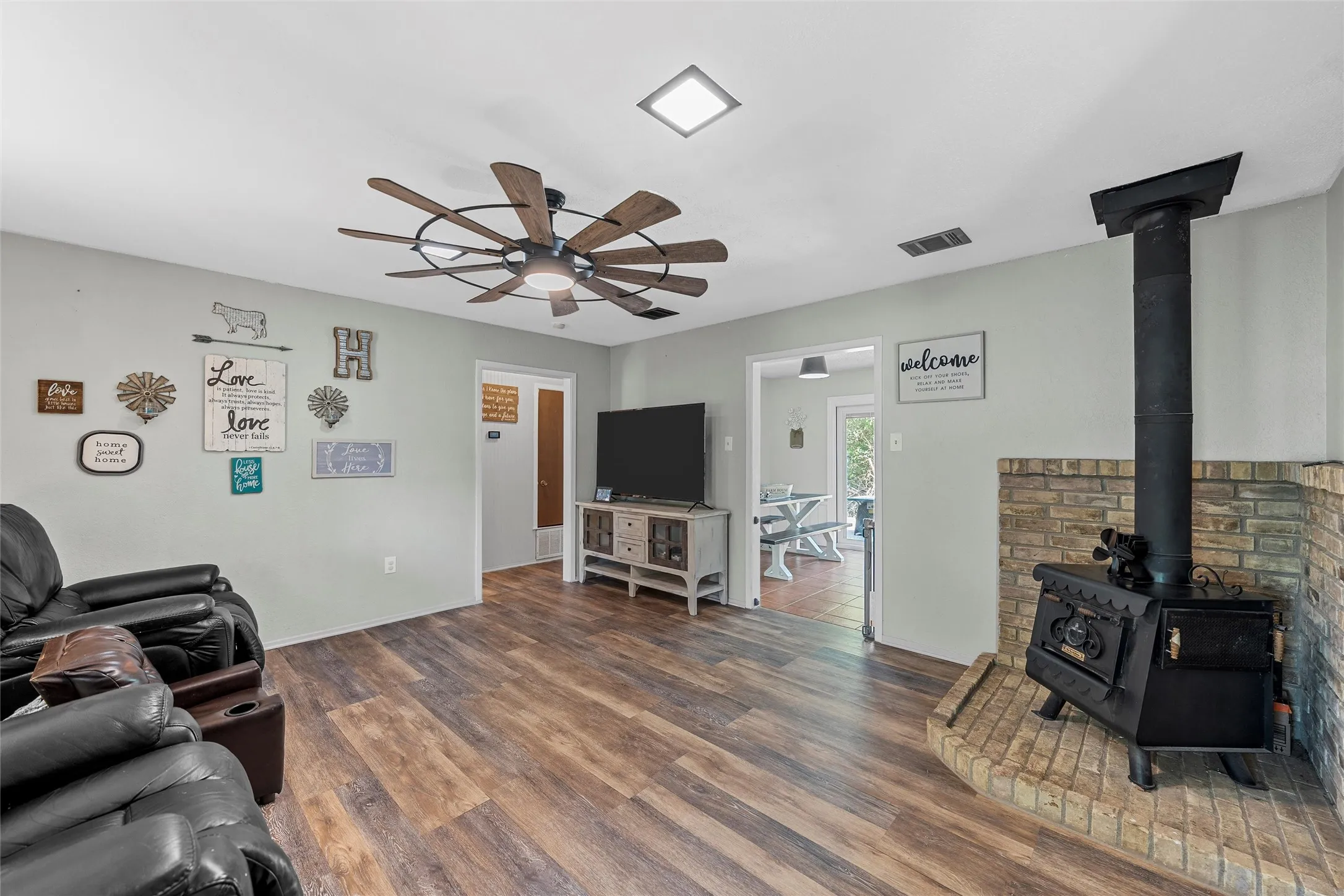 Single Family Residence For Sale in Mc Lennan County , 611 Rosenthal Road, Lorena, Texas 76655, 4 Bedroom, 2 Bathroom, Garage spaces, 2,320 Sqft, built in 1983, mls#21369960, Real Estate Agent in Lorena, Homes For Sale in Mc Lennan county, Homes For Sale in Lorena, Realtor in Lorena Texas, Real Estate Brokerage Independent Realty Texas, Luminita Cordes Realtor