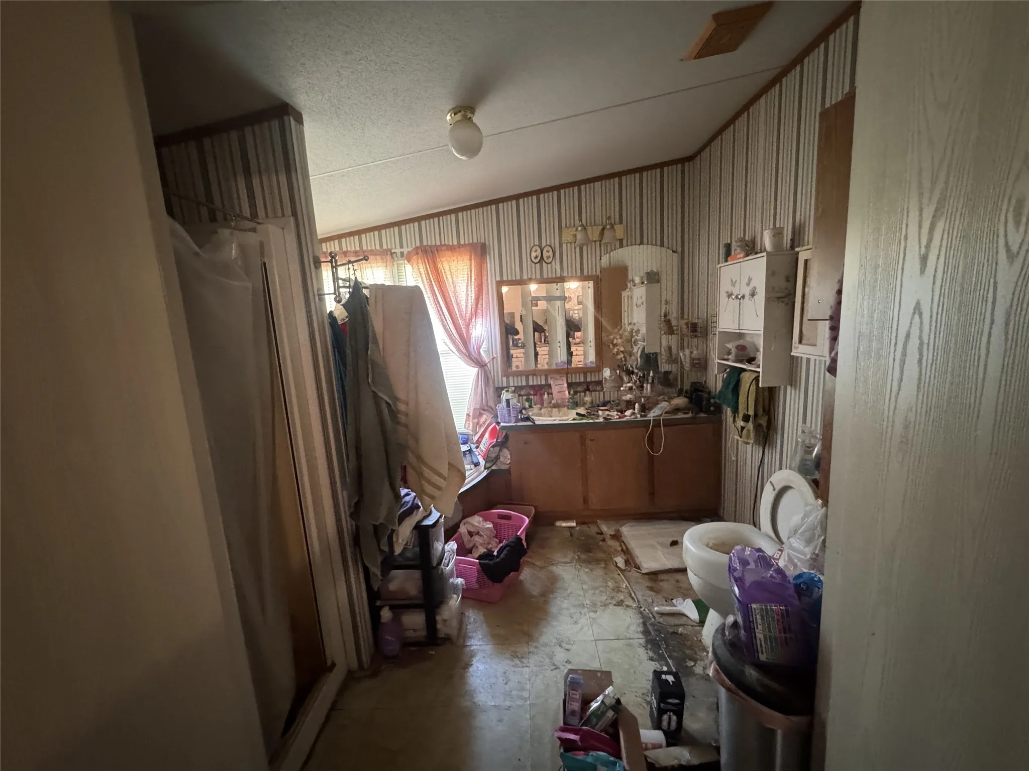 Mobile Home For Sale in Hood County , 8008 Scenic Ridge Court, Cresson, Texas 76035, 3 Bedroom, 2 Bathroom, Garage spaces, 1,296 Sqft, built in 1998, mls#21370010, Real Estate Agent in Cresson, Homes For Sale in Hood county, Homes For Sale in Cresson, Realtor in Cresson Texas, Real Estate Brokerage Independent Realty Texas, Luminita Cordes Realtor