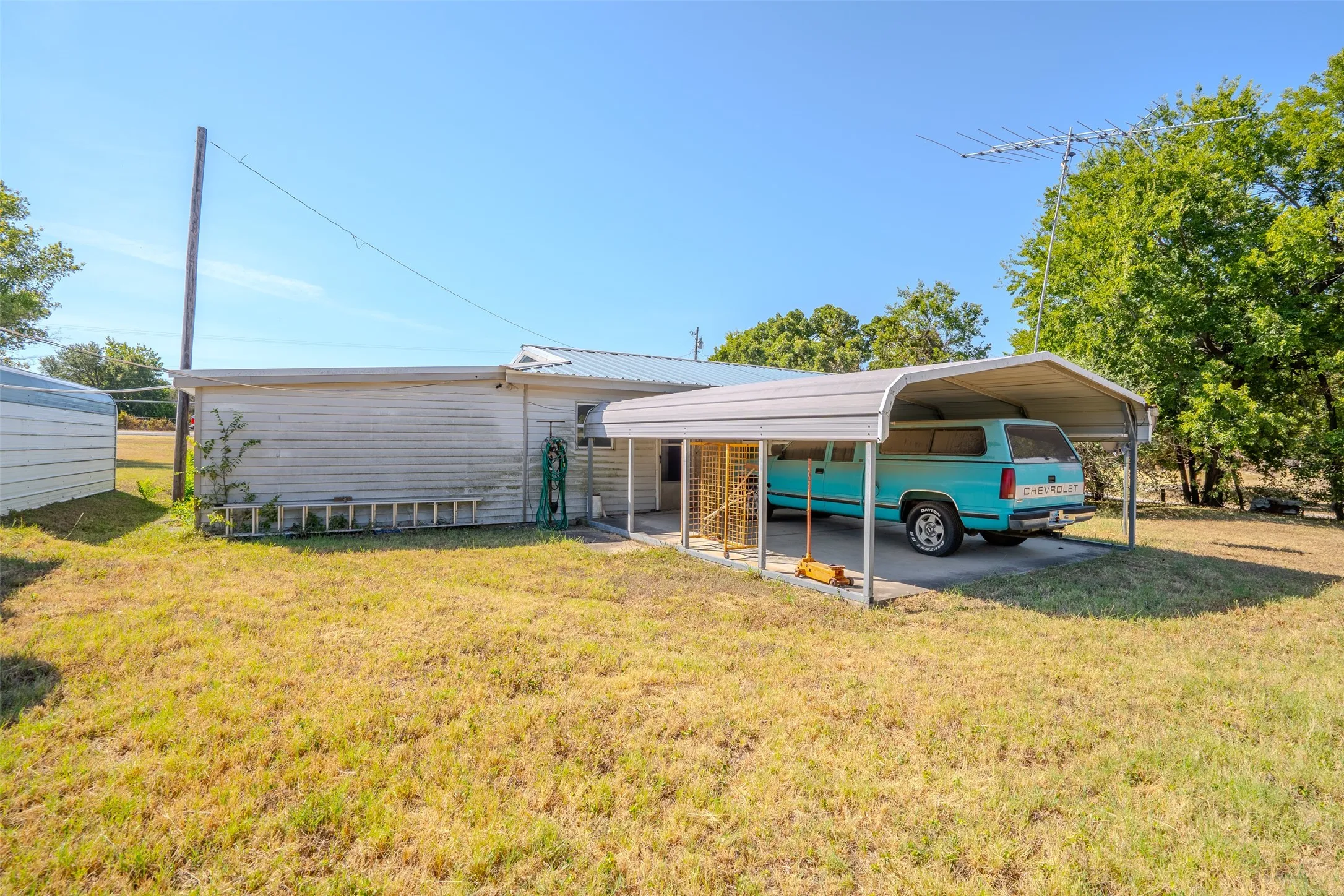 Single Family Residence For Sale in Erath County , 3227 E Washington Street, Stephenville, Texas 76401, 3 Bedroom, 1 Bathroom, Garage spaces, 1,812 Sqft, built in 1961, mls#21369996, Real Estate Agent in Stephenville, Homes For Sale in Erath county, Homes For Sale in Stephenville, Realtor in Stephenville Texas, Real Estate Brokerage Independent Realty Texas, Luminita Cordes Realtor