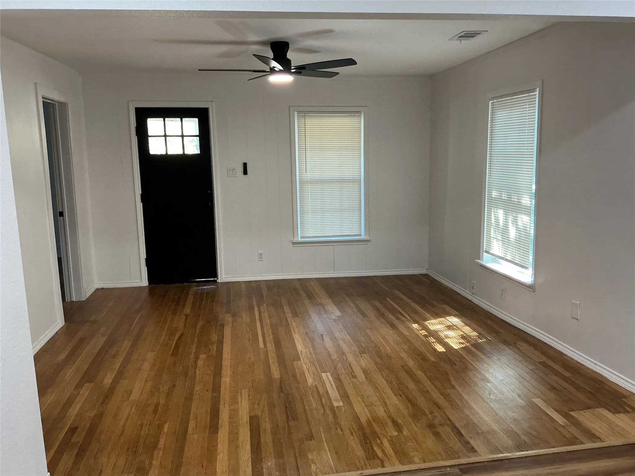 Single Family Residence For Rent in Dallas County , 3831 Bernal Drive, Dallas, Texas 75212, 4 Bedroom, 2 Bathroom, Garage spaces, 1,600 Sqft, built in 1935, mls#21370043, Real Estate Agent in Dallas, Homes For Rent in Dallas county, Homes For Rent in Dallas, Realtor in Dallas Texas, Real Estate Brokerage Independent Realty Texas, Luminita Cordes Realtor