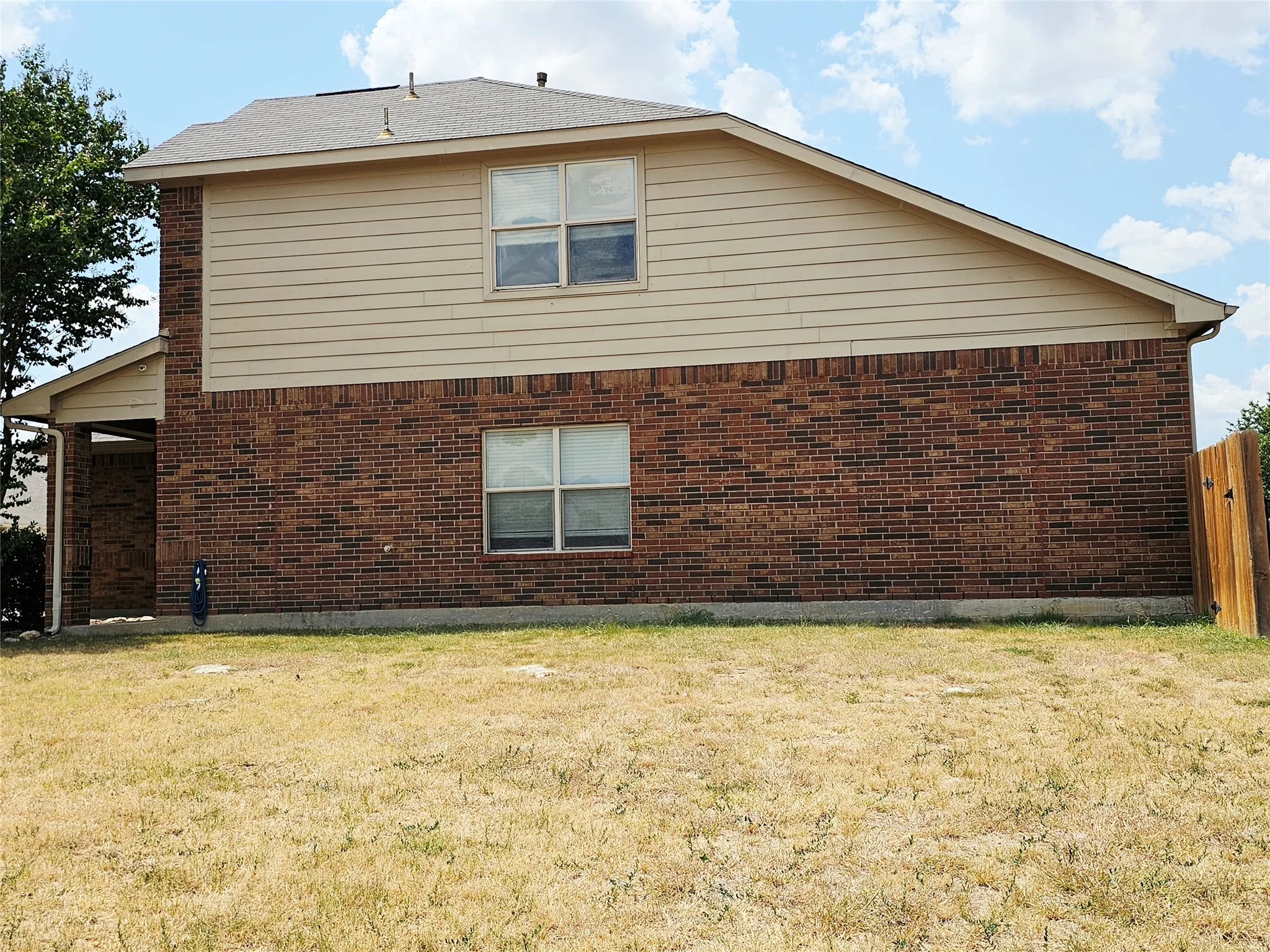 Single Family Residence For Sale in Tarrant County , 1216 Artesia Drive, Fort Worth, Texas 76052, 4 Bedroom, 3 Bathroom, 1 Garage spaces, 1,976 Sqft, built in 2009, mls#21354998, Real Estate Agent in Fort Worth, Homes For Sale in Tarrant county, Homes For Sale in Fort Worth, Realtor in Fort Worth Texas, Real Estate Brokerage Independent Realty Texas, Luminita Cordes Realtor