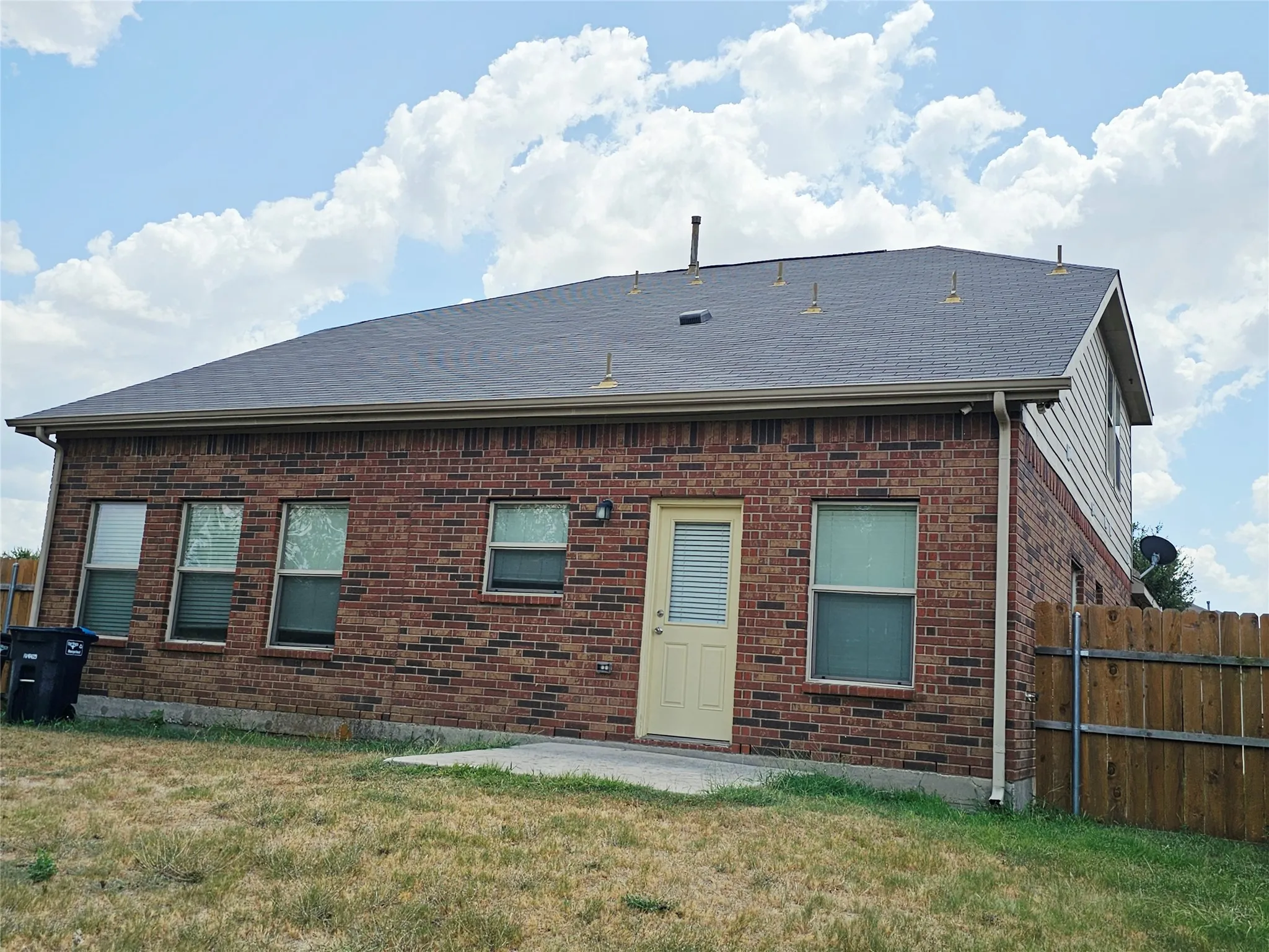 Single Family Residence For Sale in Tarrant County , 1216 Artesia Drive, Fort Worth, Texas 76052, 4 Bedroom, 3 Bathroom, 1 Garage spaces, 1,976 Sqft, built in 2009, mls#21354998, Real Estate Agent in Fort Worth, Homes For Sale in Tarrant county, Homes For Sale in Fort Worth, Realtor in Fort Worth Texas, Real Estate Brokerage Independent Realty Texas, Luminita Cordes Realtor