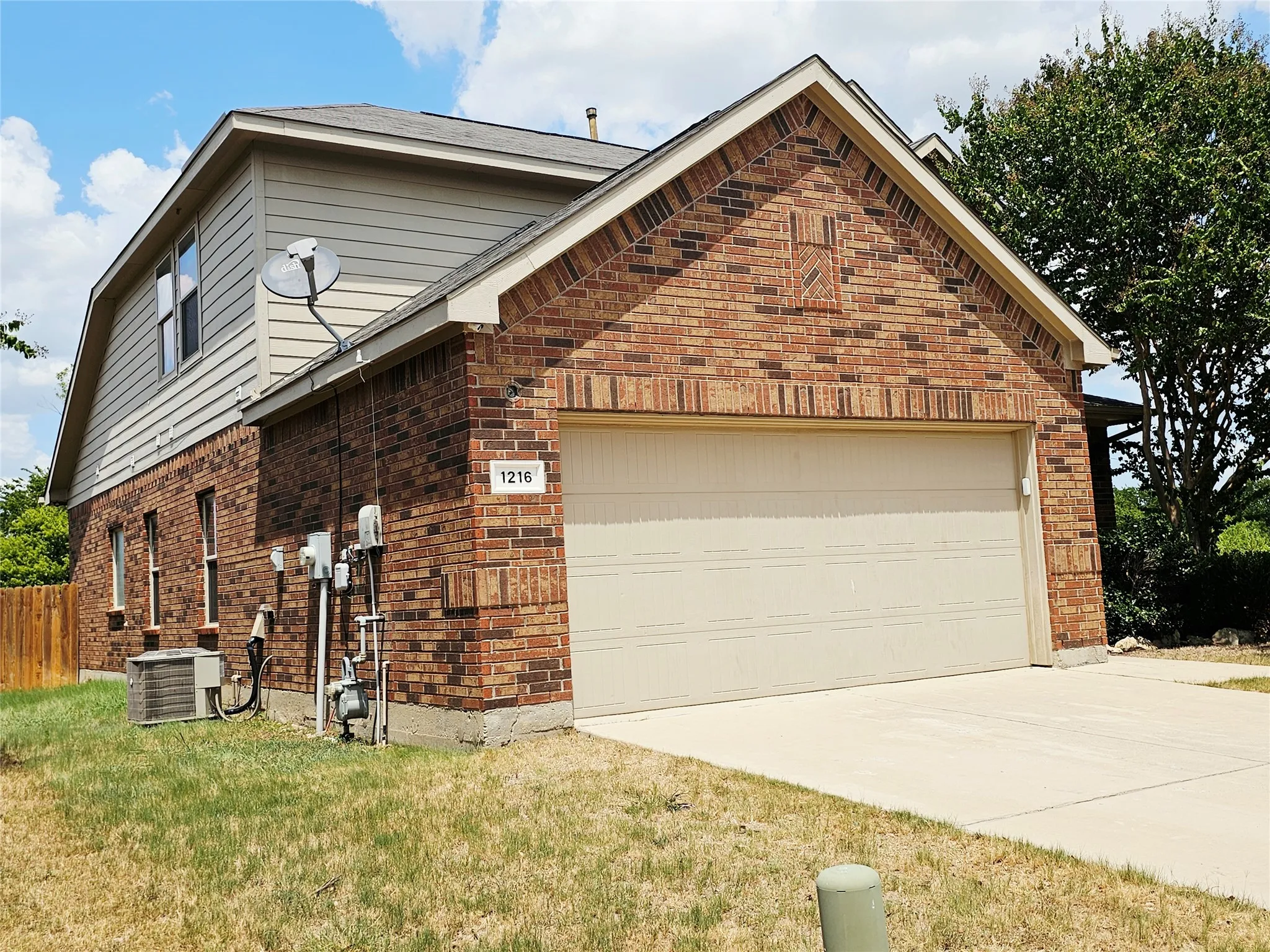 Single Family Residence For Sale in Tarrant County , 1216 Artesia Drive, Fort Worth, Texas 76052, 4 Bedroom, 3 Bathroom, 1 Garage spaces, 1,976 Sqft, built in 2009, mls#21354998, Real Estate Agent in Fort Worth, Homes For Sale in Tarrant county, Homes For Sale in Fort Worth, Realtor in Fort Worth Texas, Real Estate Brokerage Independent Realty Texas, Luminita Cordes Realtor