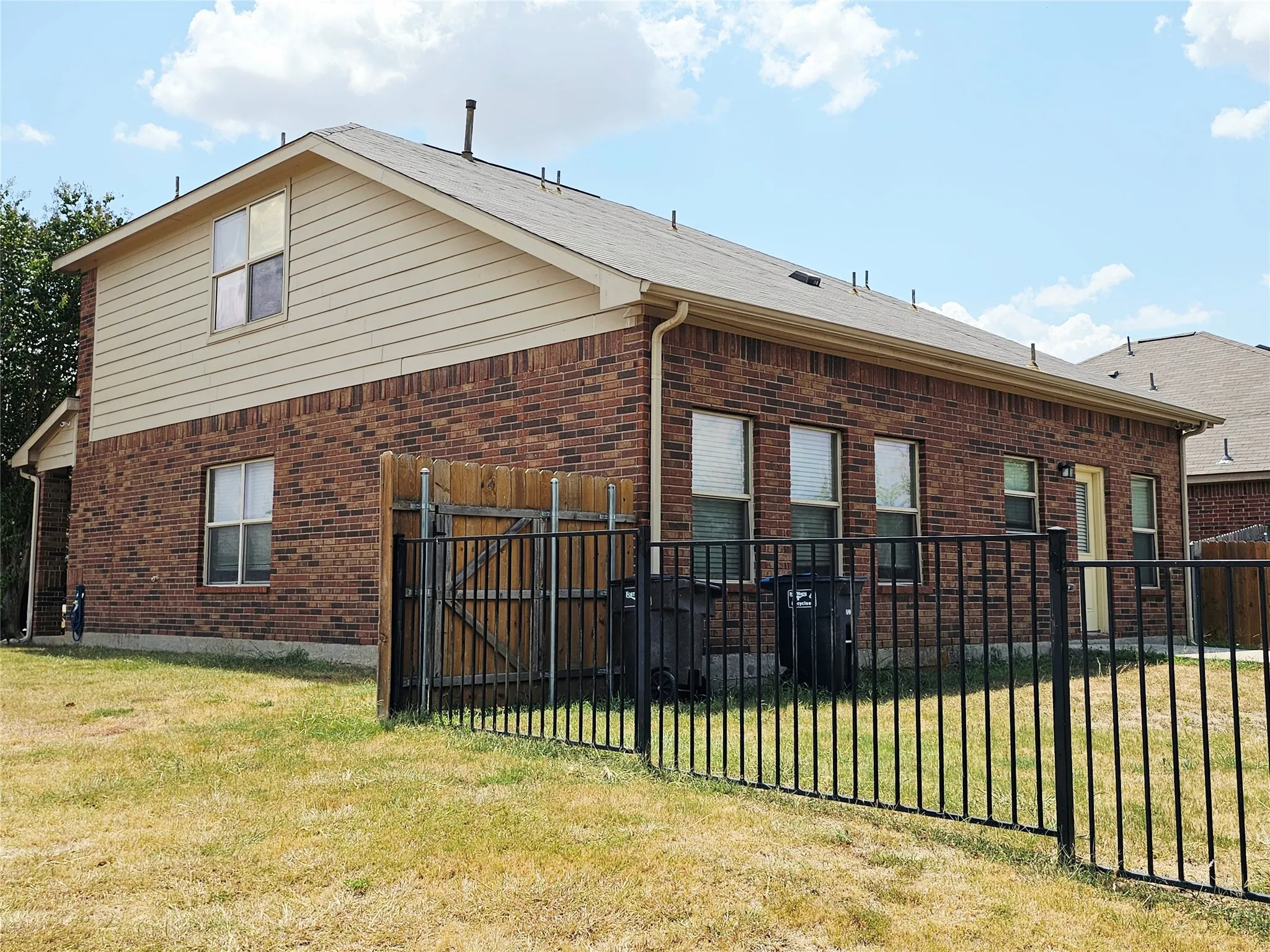Single Family Residence For Sale in Tarrant County , 1216 Artesia Drive, Fort Worth, Texas 76052, 4 Bedroom, 3 Bathroom, 1 Garage spaces, 1,976 Sqft, built in 2009, mls#21354998, Real Estate Agent in Fort Worth, Homes For Sale in Tarrant county, Homes For Sale in Fort Worth, Realtor in Fort Worth Texas, Real Estate Brokerage Independent Realty Texas, Luminita Cordes Realtor