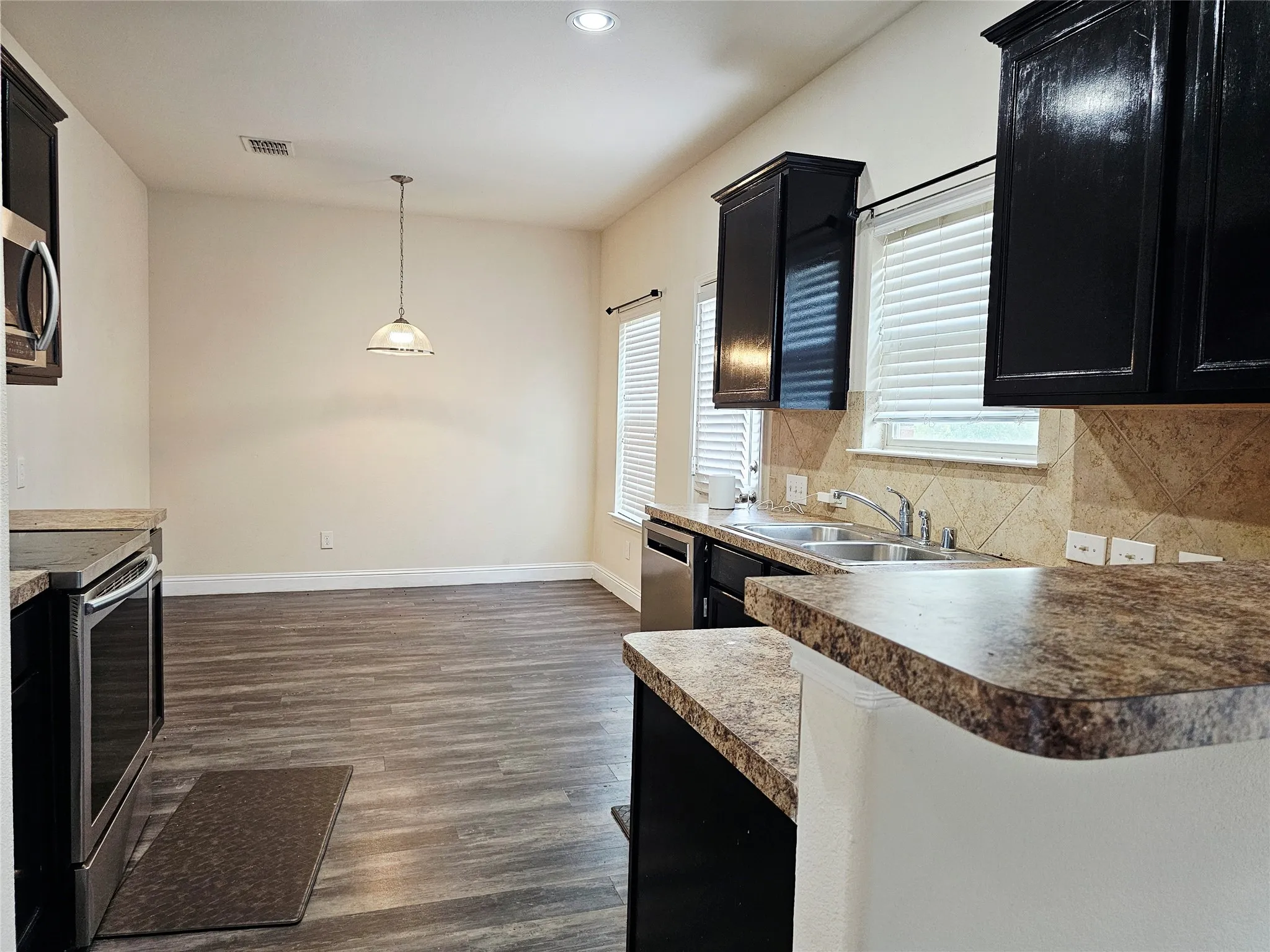 Single Family Residence For Sale in Tarrant County , 1216 Artesia Drive, Fort Worth, Texas 76052, 4 Bedroom, 3 Bathroom, 1 Garage spaces, 1,976 Sqft, built in 2009, mls#21354998, Real Estate Agent in Fort Worth, Homes For Sale in Tarrant county, Homes For Sale in Fort Worth, Realtor in Fort Worth Texas, Real Estate Brokerage Independent Realty Texas, Luminita Cordes Realtor