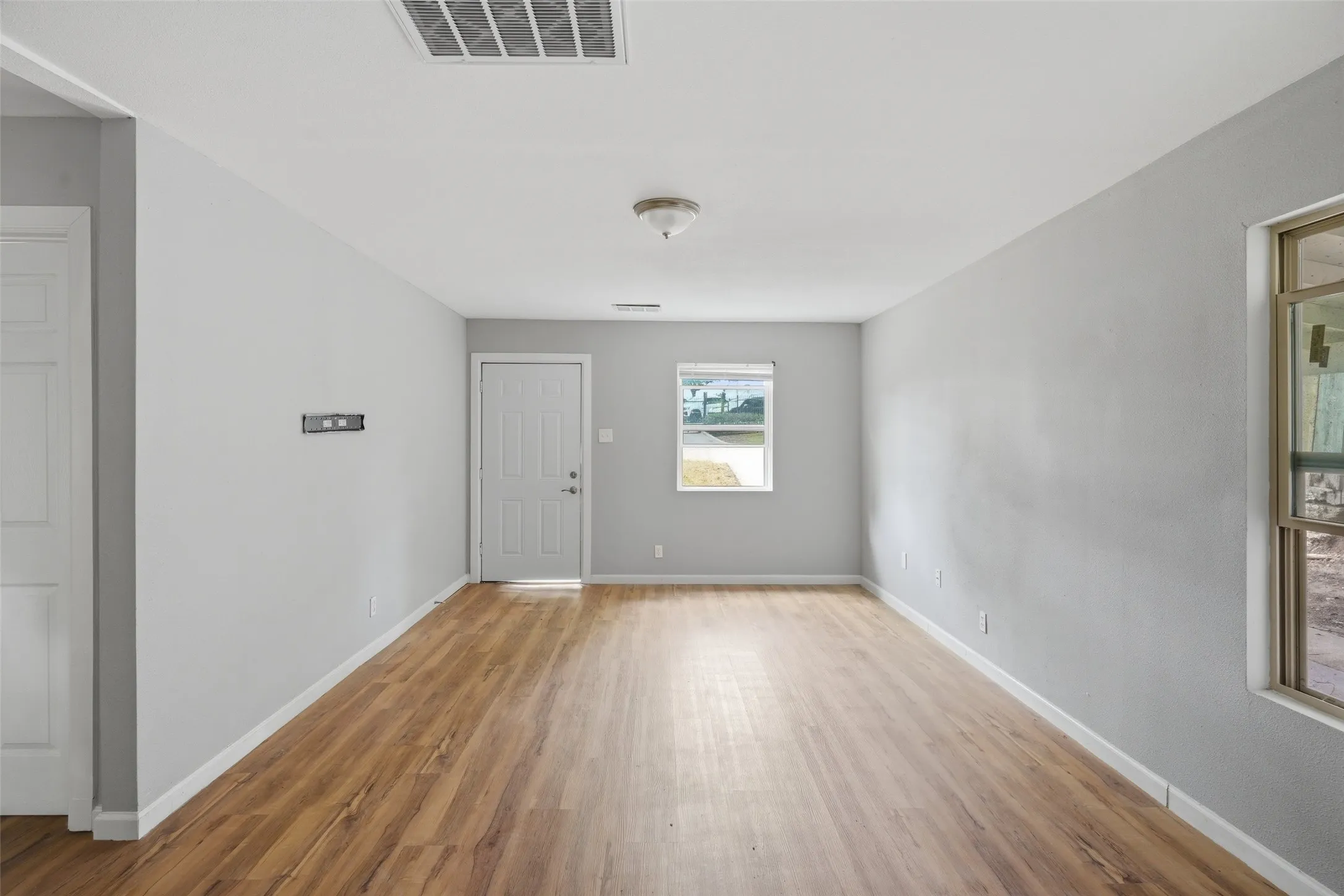Single Family Residence For Rent in Tarrant County , 4508 Fletcher Avenue, Fort Worth, Texas 76107, 2 Bedroom, 1 Bathroom, Garage spaces, 850 Sqft, built in 1950, mls#21370047, Real Estate Agent in Fort Worth, Homes For Rent in Tarrant county, Homes For Rent in Fort Worth, Realtor in Fort Worth Texas, Real Estate Brokerage Independent Realty Texas, Luminita Cordes Realtor