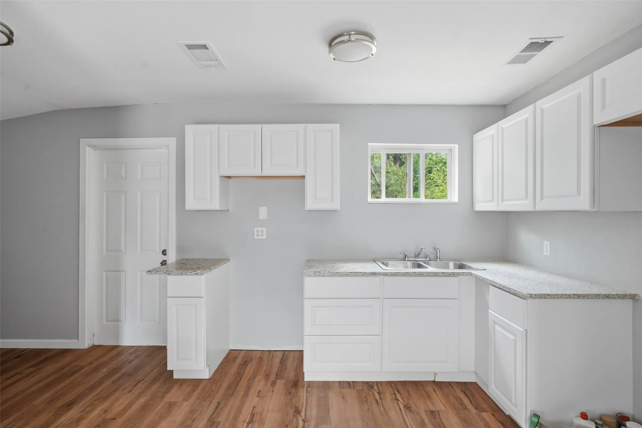 Single Family Residence For Rent in Tarrant County , 4508 Fletcher Avenue, Fort Worth, Texas 76107, 2 Bedroom, 1 Bathroom, Garage spaces, 850 Sqft, built in 1950, mls#21370047, Real Estate Agent in Fort Worth, Homes For Rent in Tarrant county, Homes For Rent in Fort Worth, Realtor in Fort Worth Texas, Real Estate Brokerage Independent Realty Texas, Luminita Cordes Realtor