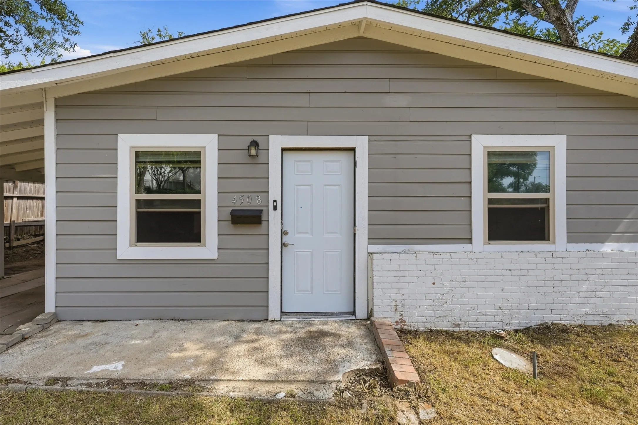Single Family Residence For Rent in Tarrant County , 4508 Fletcher Avenue, Fort Worth, Texas 76107, 2 Bedroom, 1 Bathroom, Garage spaces, 850 Sqft, built in 1950, mls#21370047, Real Estate Agent in Fort Worth, Homes For Rent in Tarrant county, Homes For Rent in Fort Worth, Realtor in Fort Worth Texas, Real Estate Brokerage Independent Realty Texas, Luminita Cordes Realtor