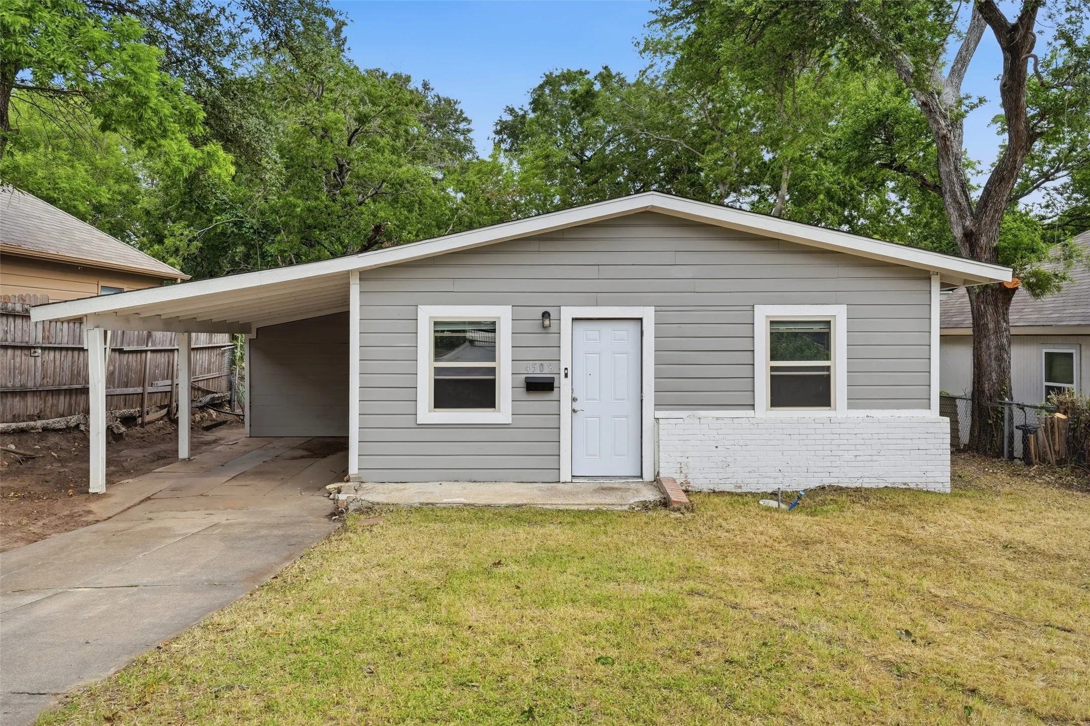 Single Family Residence For Rent in Tarrant County , 4508 Fletcher Avenue, Fort Worth, Texas 76107, 2 Bedroom, 1 Bathroom, Garage spaces, 850 Sqft, built in 1950, mls#21370047, Real Estate Agent in Fort Worth, Homes For Rent in Tarrant county, Homes For Rent in Fort Worth, Realtor in Fort Worth Texas, Real Estate Brokerage Independent Realty Texas, Luminita Cordes Realtor