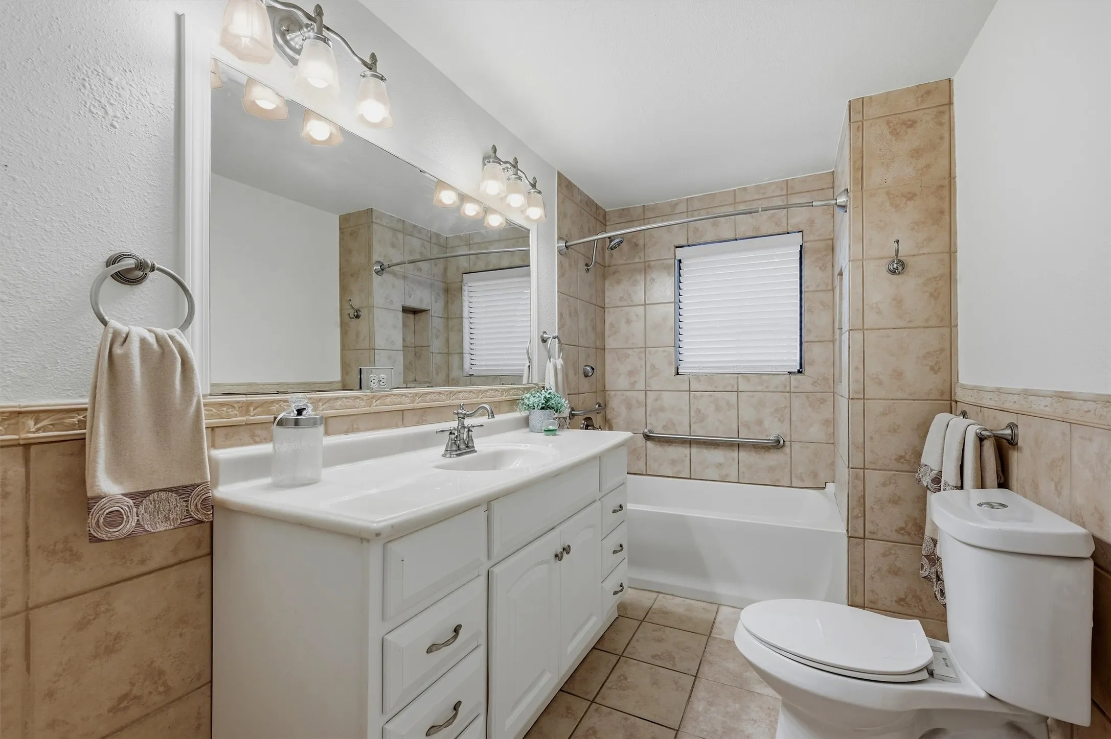 Single Family Residence For Sale in Grayson County , 408 E Park Avenue, Sherman, Texas 75090, 3 Bedroom, 2 Bathroom, 1 Garage spaces, 1,623 Sqft, built in 1946, mls#21369548, Real Estate Agent in Sherman, Homes For Sale in Grayson county, Homes For Sale in Sherman, Realtor in Sherman Texas, Real Estate Brokerage Independent Realty Texas, Luminita Cordes Realtor