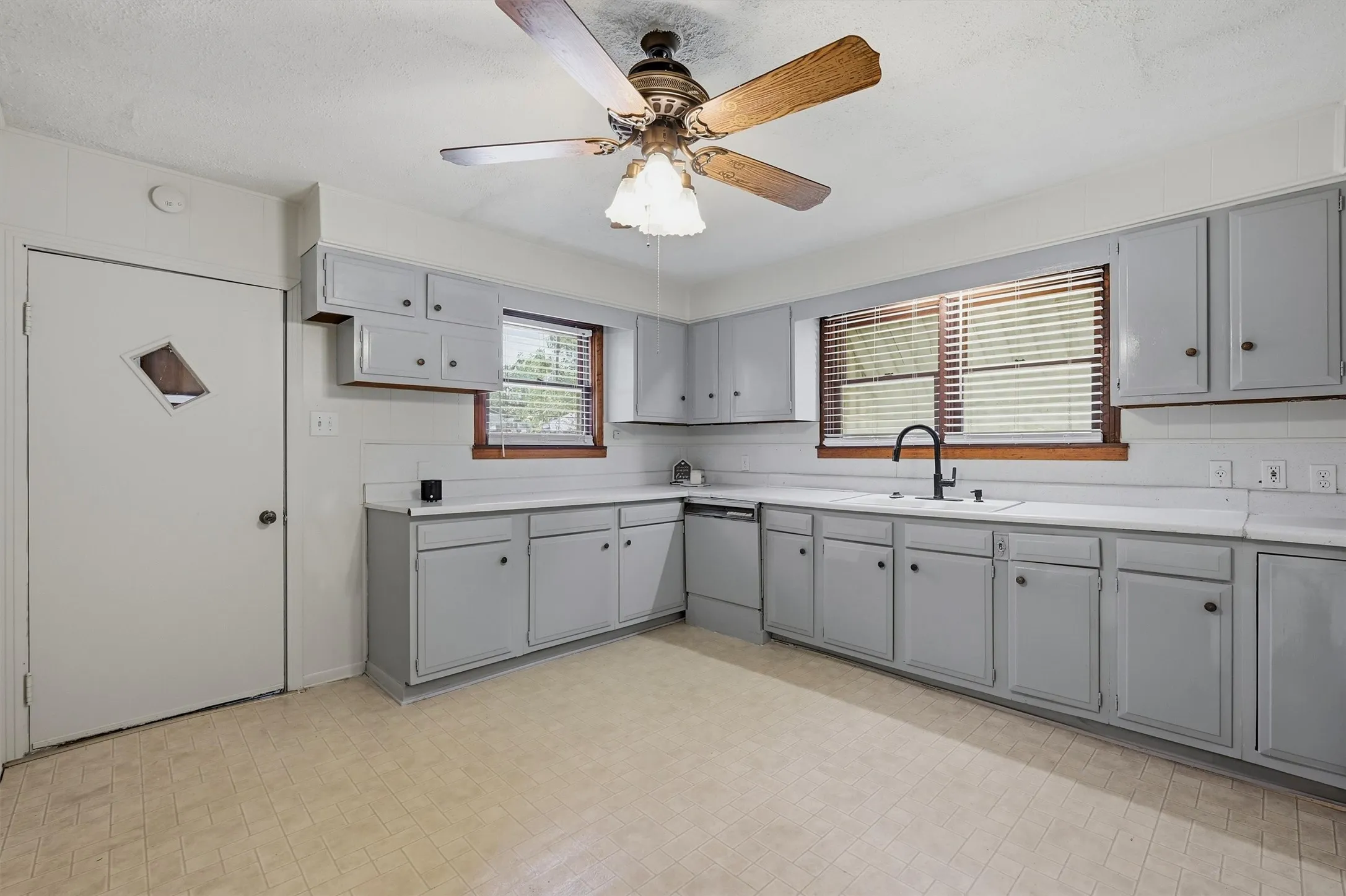 Single Family Residence For Sale in Grayson County , 408 E Park Avenue, Sherman, Texas 75090, 3 Bedroom, 2 Bathroom, 1 Garage spaces, 1,623 Sqft, built in 1946, mls#21369548, Real Estate Agent in Sherman, Homes For Sale in Grayson county, Homes For Sale in Sherman, Realtor in Sherman Texas, Real Estate Brokerage Independent Realty Texas, Luminita Cordes Realtor