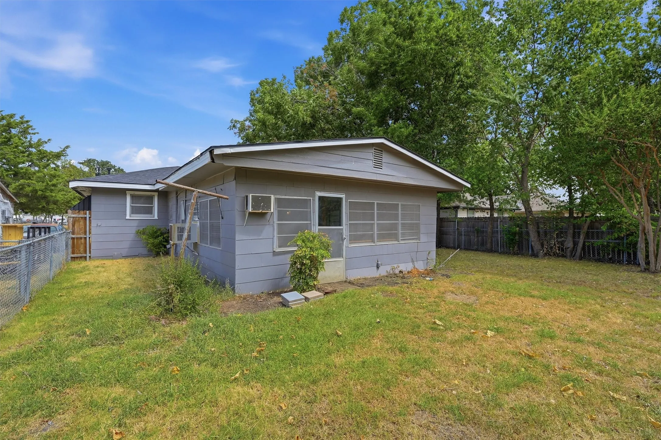 Single Family Residence For Sale in Grayson County , 408 E Park Avenue, Sherman, Texas 75090, 3 Bedroom, 2 Bathroom, 1 Garage spaces, 1,623 Sqft, built in 1946, mls#21369548, Real Estate Agent in Sherman, Homes For Sale in Grayson county, Homes For Sale in Sherman, Realtor in Sherman Texas, Real Estate Brokerage Independent Realty Texas, Luminita Cordes Realtor