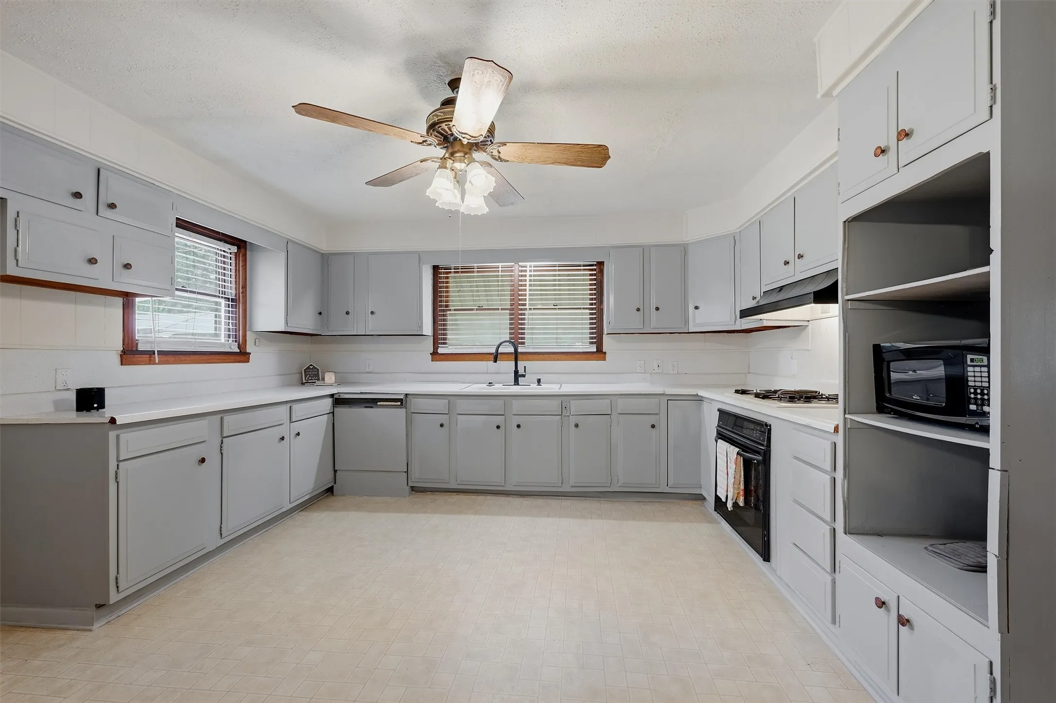 Single Family Residence For Sale in Grayson County , 408 E Park Avenue, Sherman, Texas 75090, 3 Bedroom, 2 Bathroom, 1 Garage spaces, 1,623 Sqft, built in 1946, mls#21369548, Real Estate Agent in Sherman, Homes For Sale in Grayson county, Homes For Sale in Sherman, Realtor in Sherman Texas, Real Estate Brokerage Independent Realty Texas, Luminita Cordes Realtor