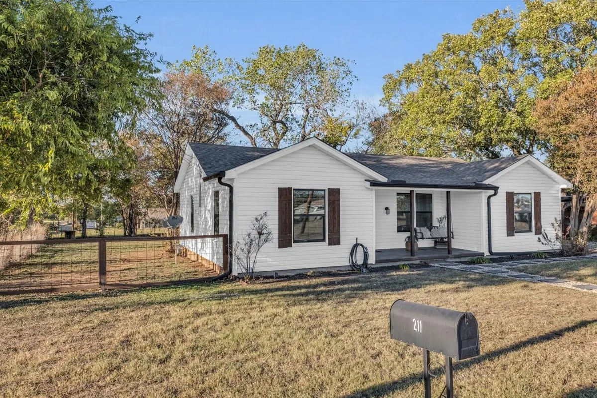 Single Family Residence For Sale in Mc Lennan County , 211 W Stegall Drive, Robinson, Texas 76706, 3 Bedroom, 1 Bathroom, Garage spaces, 1,286 Sqft, built in 1960, mls#21367894, Real Estate Agent in Robinson, Homes For Sale in Mc Lennan county, Homes For Sale in Robinson, Realtor in Robinson Texas, Real Estate Brokerage Independent Realty Texas, Luminita Cordes Realtor