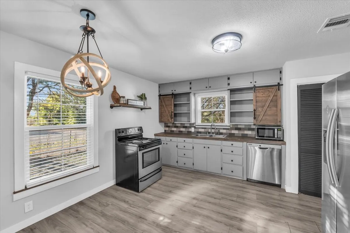 Single Family Residence For Sale in Mc Lennan County , 211 W Stegall Drive, Robinson, Texas 76706, 3 Bedroom, 1 Bathroom, Garage spaces, 1,286 Sqft, built in 1960, mls#21367894, Real Estate Agent in Robinson, Homes For Sale in Mc Lennan county, Homes For Sale in Robinson, Realtor in Robinson Texas, Real Estate Brokerage Independent Realty Texas, Luminita Cordes Realtor