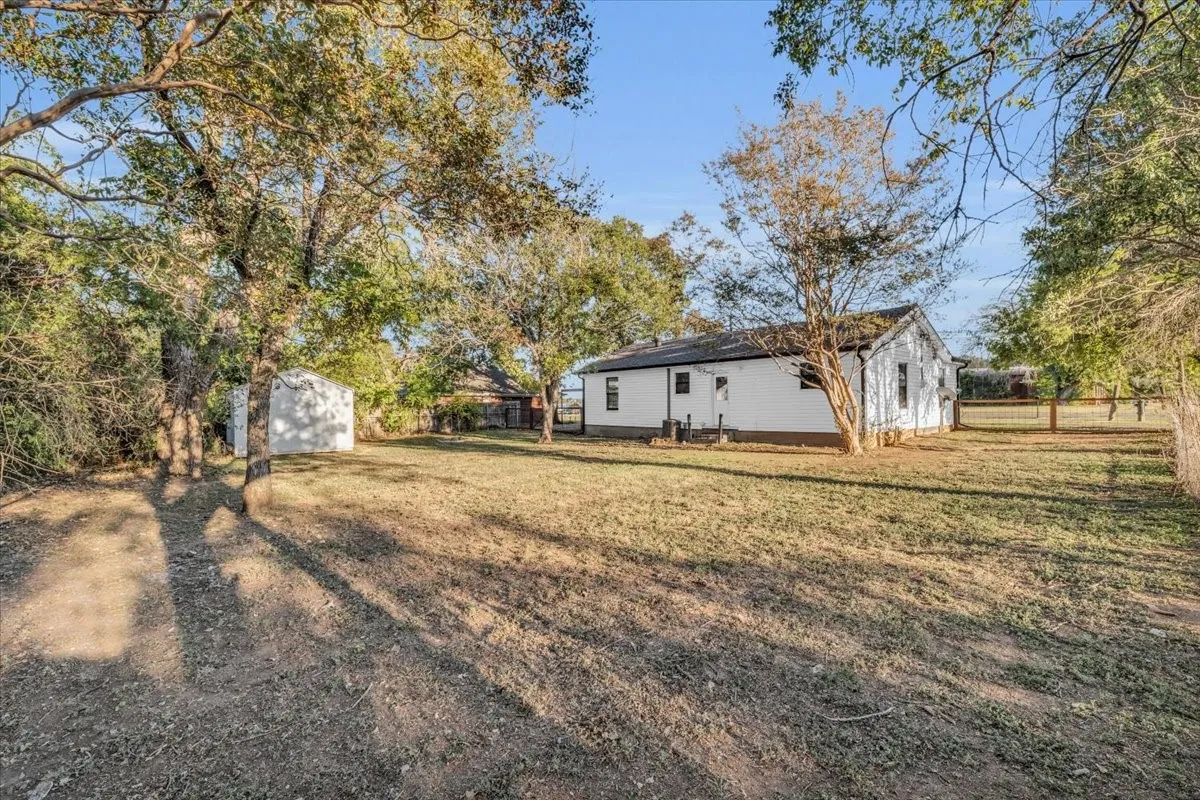 Single Family Residence For Sale in Mc Lennan County , 211 W Stegall Drive, Robinson, Texas 76706, 3 Bedroom, 1 Bathroom, Garage spaces, 1,286 Sqft, built in 1960, mls#21367894, Real Estate Agent in Robinson, Homes For Sale in Mc Lennan county, Homes For Sale in Robinson, Realtor in Robinson Texas, Real Estate Brokerage Independent Realty Texas, Luminita Cordes Realtor