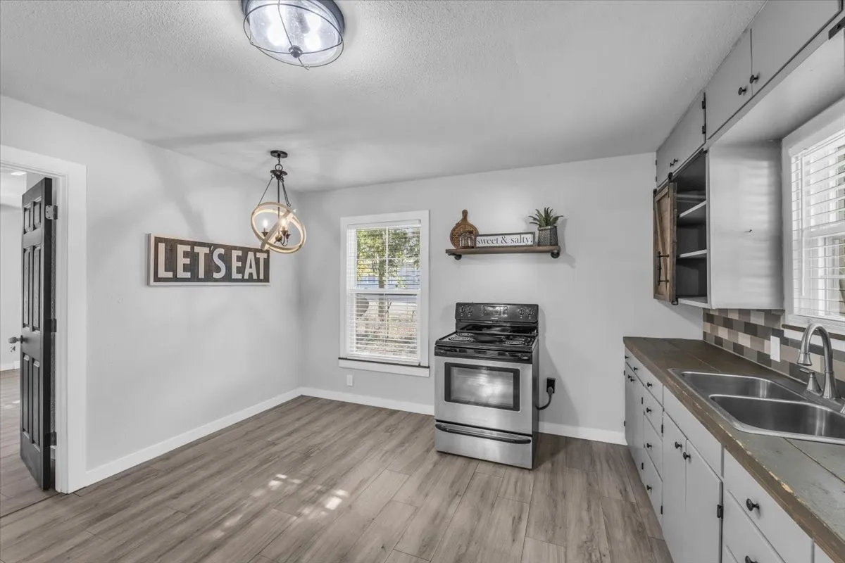 Single Family Residence For Sale in Mc Lennan County , 211 W Stegall Drive, Robinson, Texas 76706, 3 Bedroom, 1 Bathroom, Garage spaces, 1,286 Sqft, built in 1960, mls#21367894, Real Estate Agent in Robinson, Homes For Sale in Mc Lennan county, Homes For Sale in Robinson, Realtor in Robinson Texas, Real Estate Brokerage Independent Realty Texas, Luminita Cordes Realtor