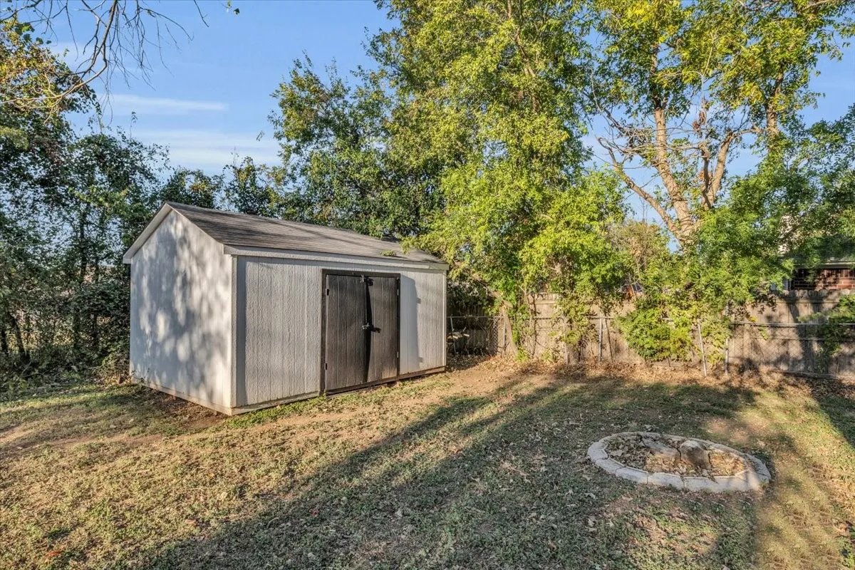 Single Family Residence For Sale in Mc Lennan County , 211 W Stegall Drive, Robinson, Texas 76706, 3 Bedroom, 1 Bathroom, Garage spaces, 1,286 Sqft, built in 1960, mls#21367894, Real Estate Agent in Robinson, Homes For Sale in Mc Lennan county, Homes For Sale in Robinson, Realtor in Robinson Texas, Real Estate Brokerage Independent Realty Texas, Luminita Cordes Realtor