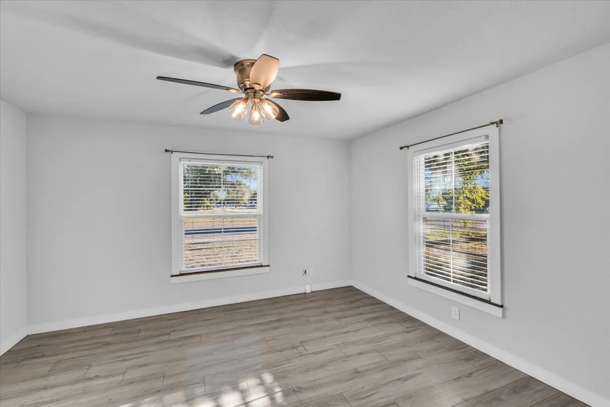Single Family Residence For Sale in Mc Lennan County , 211 W Stegall Drive, Robinson, Texas 76706, 3 Bedroom, 1 Bathroom, Garage spaces, 1,286 Sqft, built in 1960, mls#21367894, Real Estate Agent in Robinson, Homes For Sale in Mc Lennan county, Homes For Sale in Robinson, Realtor in Robinson Texas, Real Estate Brokerage Independent Realty Texas, Luminita Cordes Realtor