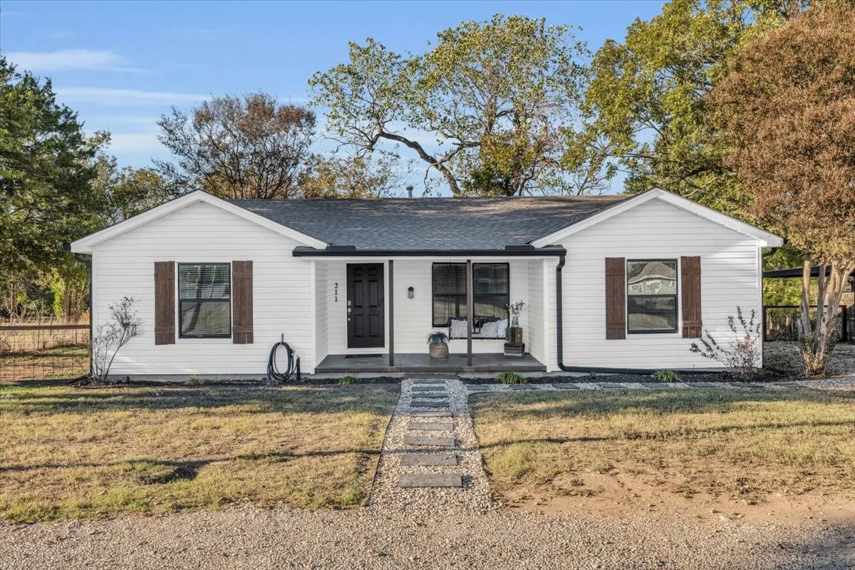 Single Family Residence For Sale in Mc Lennan County , 211 W Stegall Drive, Robinson, Texas 76706, 3 Bedroom, 1 Bathroom, Garage spaces, 1,286 Sqft, built in 1960, mls#21367894, Real Estate Agent in Robinson, Homes For Sale in Mc Lennan county, Homes For Sale in Robinson, Realtor in Robinson Texas, Real Estate Brokerage Independent Realty Texas, Luminita Cordes Realtor