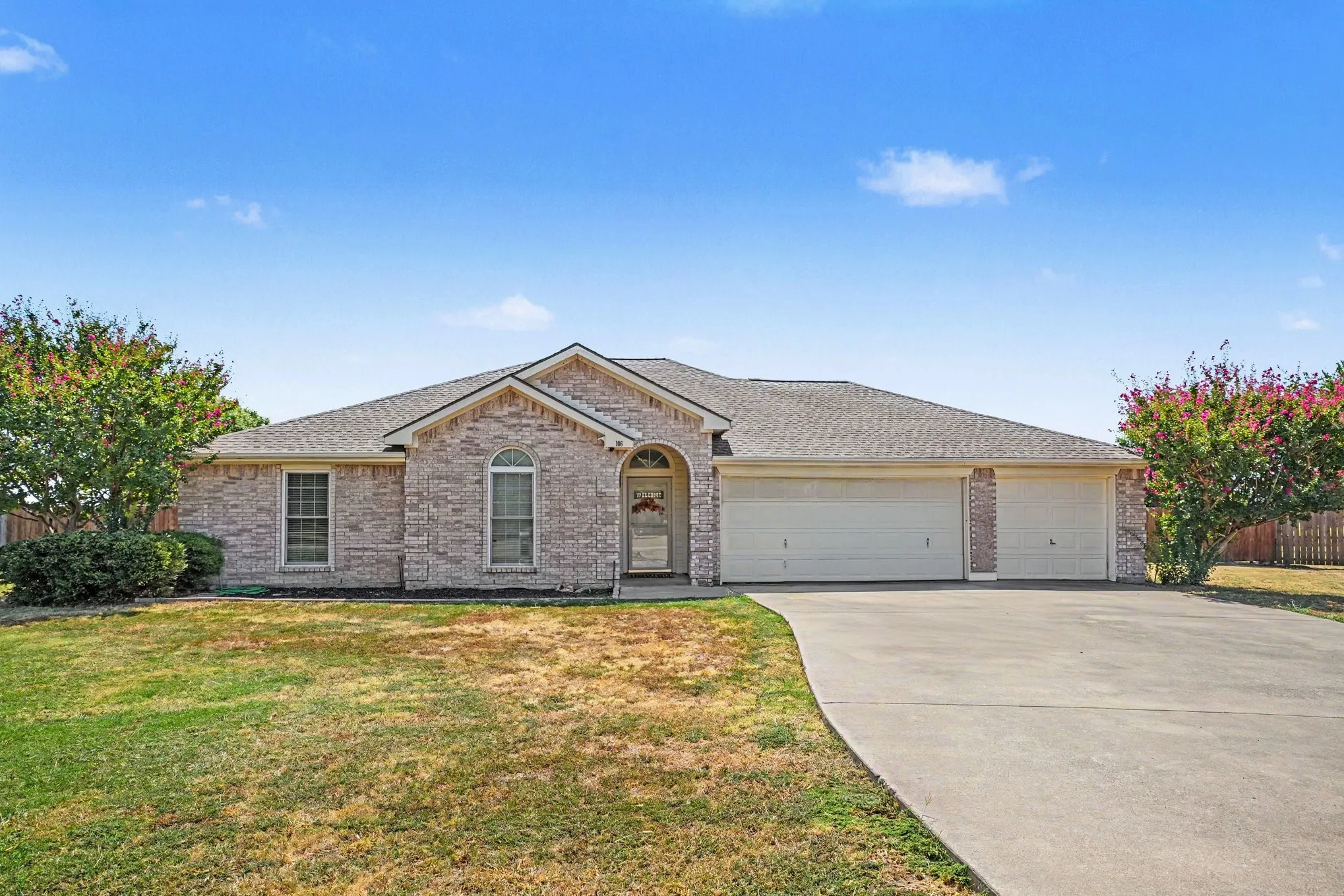 Single Family Residence For Sale in Ellis County , 106 Bent Creek Court, Waxahachie, Texas 75165, 4 Bedroom, 2 Bathroom, 3 Garage spaces, 2,060 Sqft, built in 2000, mls#21368942, Real Estate Agent in Waxahachie, Homes For Sale in Ellis county, Homes For Sale in Waxahachie, Realtor in Waxahachie Texas, Real Estate Brokerage Independent Realty Texas, Luminita Cordes Realtor