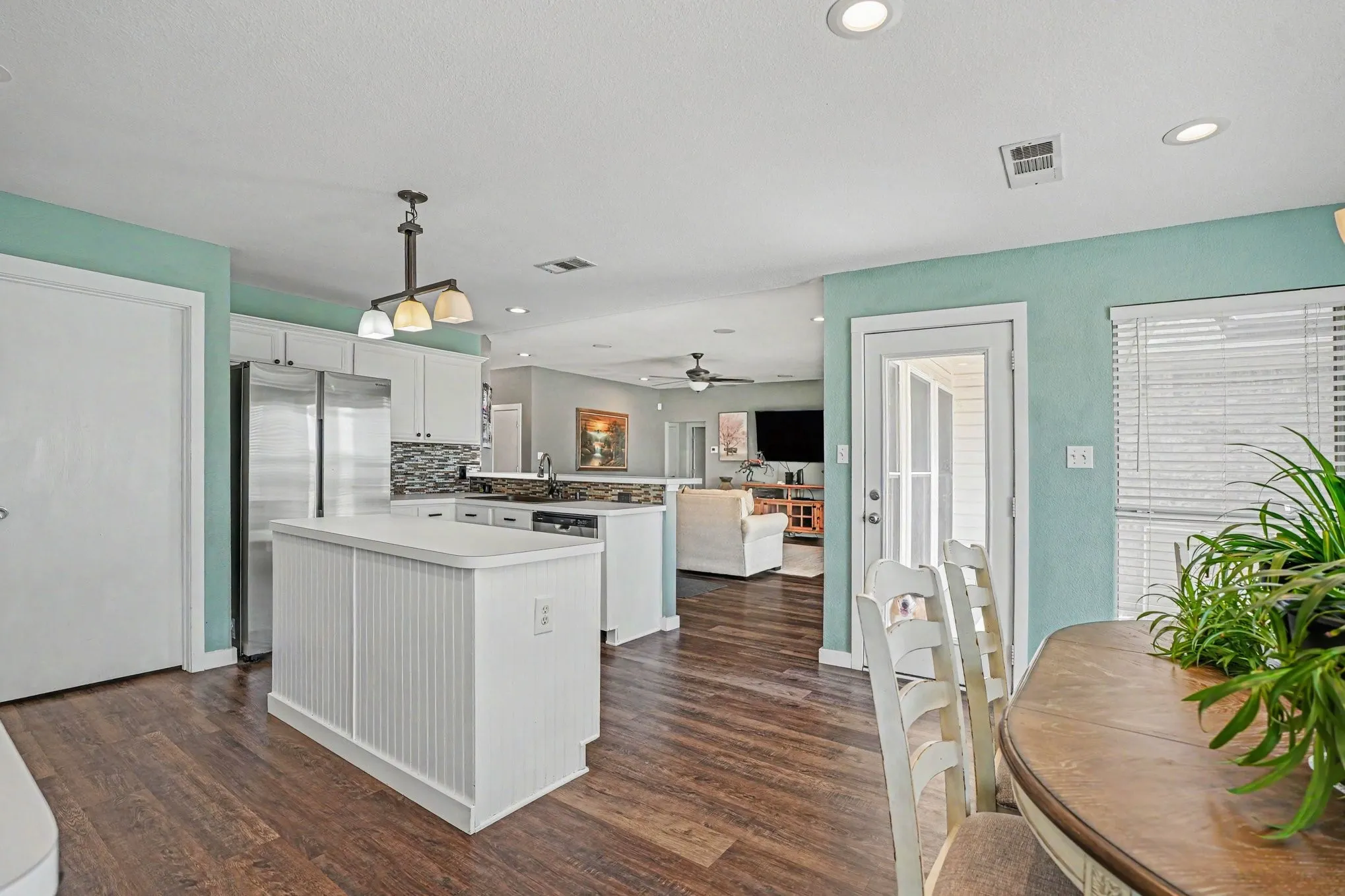 Single Family Residence For Sale in Ellis County , 106 Bent Creek Court, Waxahachie, Texas 75165, 4 Bedroom, 2 Bathroom, 3 Garage spaces, 2,060 Sqft, built in 2000, mls#21368942, Real Estate Agent in Waxahachie, Homes For Sale in Ellis county, Homes For Sale in Waxahachie, Realtor in Waxahachie Texas, Real Estate Brokerage Independent Realty Texas, Luminita Cordes Realtor