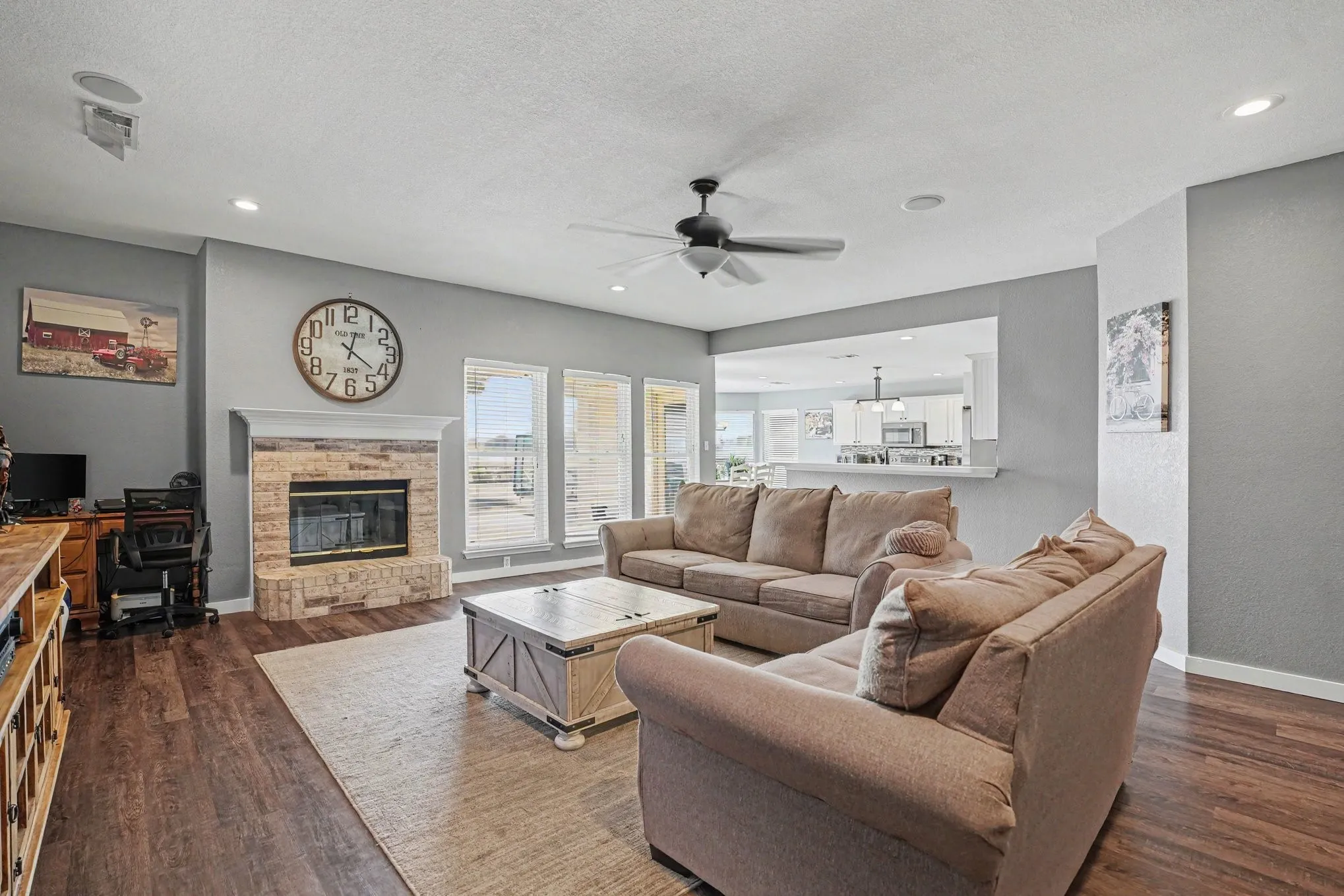 Single Family Residence For Sale in Ellis County , 106 Bent Creek Court, Waxahachie, Texas 75165, 4 Bedroom, 2 Bathroom, 3 Garage spaces, 2,060 Sqft, built in 2000, mls#21368942, Real Estate Agent in Waxahachie, Homes For Sale in Ellis county, Homes For Sale in Waxahachie, Realtor in Waxahachie Texas, Real Estate Brokerage Independent Realty Texas, Luminita Cordes Realtor