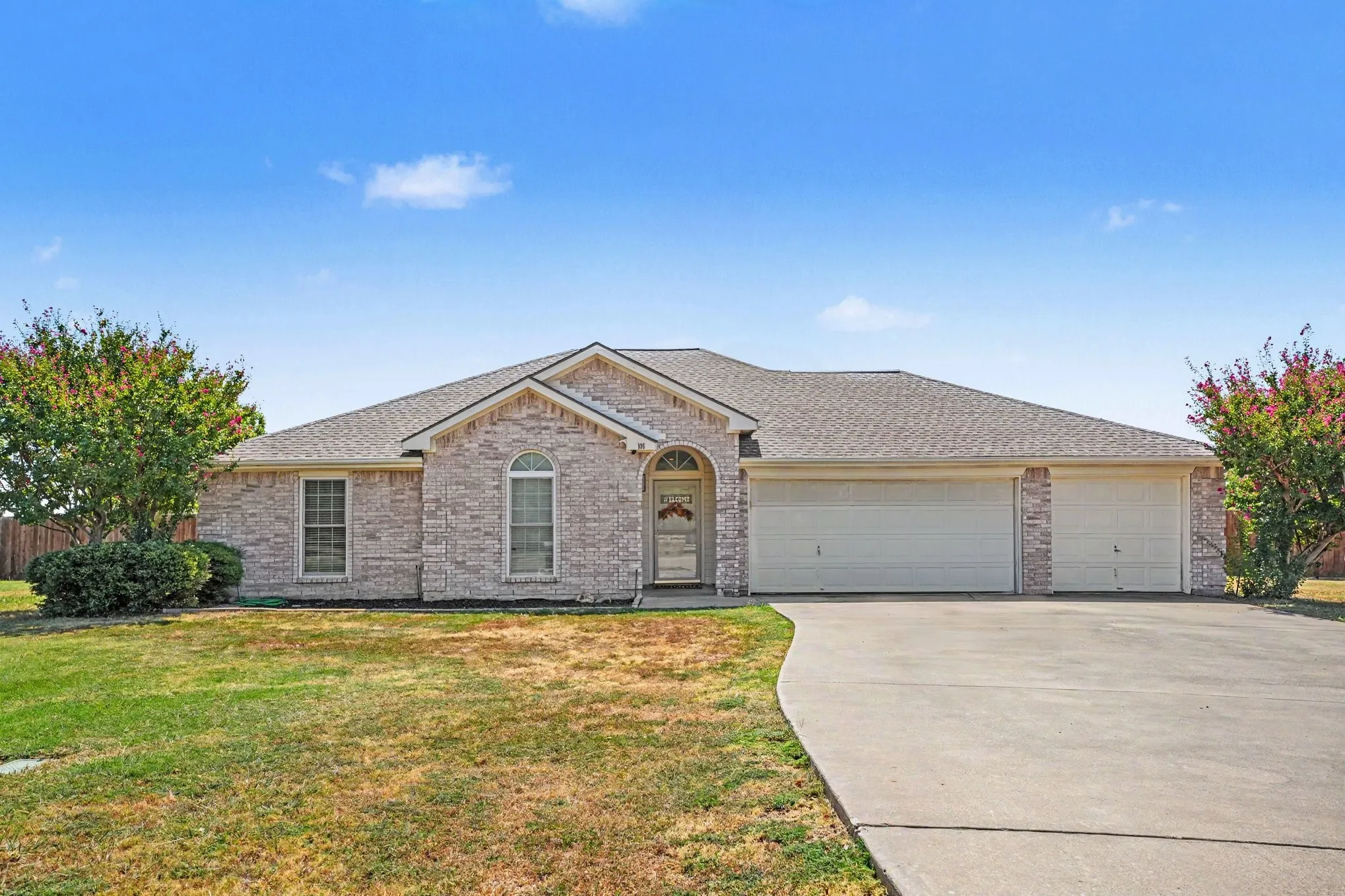 Single Family Residence For Sale in Ellis County , 106 Bent Creek Court, Waxahachie, Texas 75165, 4 Bedroom, 2 Bathroom, 3 Garage spaces, 2,060 Sqft, built in 2000, mls#21368942, Real Estate Agent in Waxahachie, Homes For Sale in Ellis county, Homes For Sale in Waxahachie, Realtor in Waxahachie Texas, Real Estate Brokerage Independent Realty Texas, Luminita Cordes Realtor