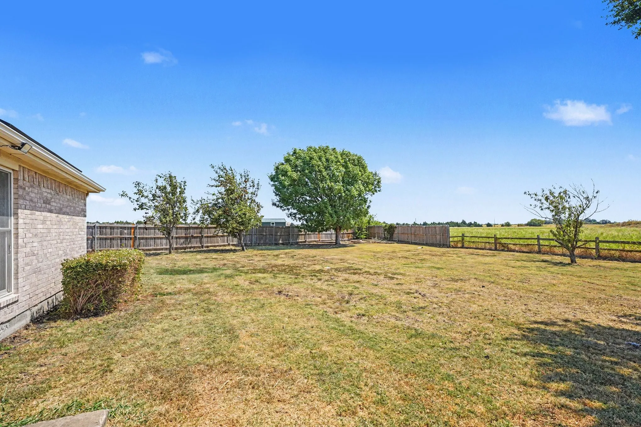 Single Family Residence For Sale in Ellis County , 106 Bent Creek Court, Waxahachie, Texas 75165, 4 Bedroom, 2 Bathroom, 3 Garage spaces, 2,060 Sqft, built in 2000, mls#21368942, Real Estate Agent in Waxahachie, Homes For Sale in Ellis county, Homes For Sale in Waxahachie, Realtor in Waxahachie Texas, Real Estate Brokerage Independent Realty Texas, Luminita Cordes Realtor