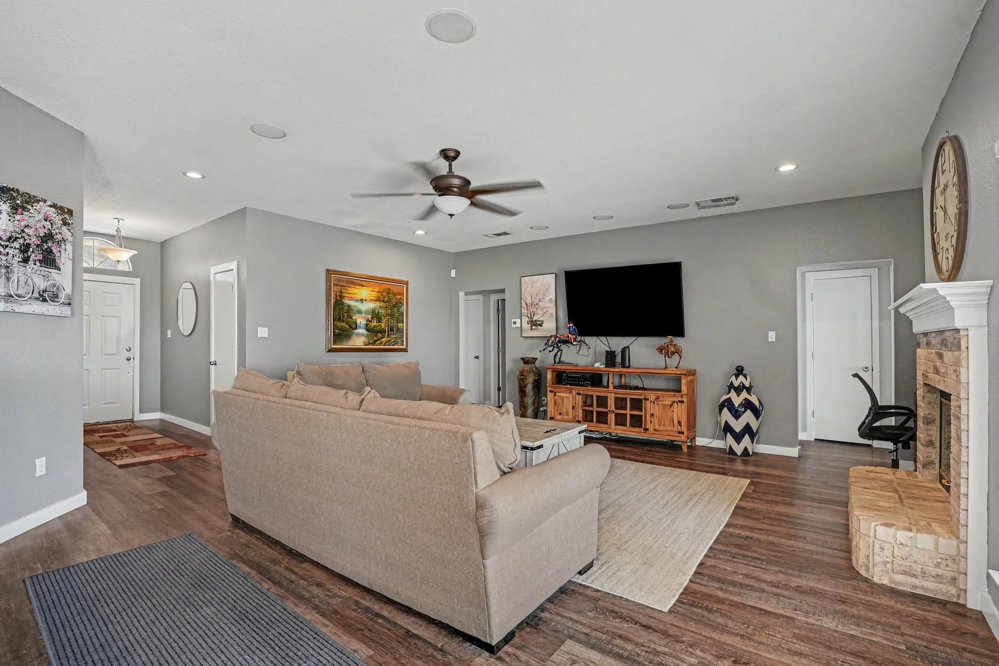 Single Family Residence For Sale in Ellis County , 106 Bent Creek Court, Waxahachie, Texas 75165, 4 Bedroom, 2 Bathroom, 3 Garage spaces, 2,060 Sqft, built in 2000, mls#21368942, Real Estate Agent in Waxahachie, Homes For Sale in Ellis county, Homes For Sale in Waxahachie, Realtor in Waxahachie Texas, Real Estate Brokerage Independent Realty Texas, Luminita Cordes Realtor