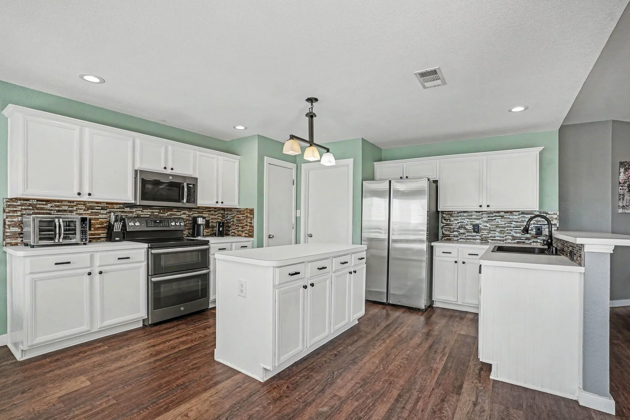 Single Family Residence For Sale in Ellis County , 106 Bent Creek Court, Waxahachie, Texas 75165, 4 Bedroom, 2 Bathroom, 3 Garage spaces, 2,060 Sqft, built in 2000, mls#21368942, Real Estate Agent in Waxahachie, Homes For Sale in Ellis county, Homes For Sale in Waxahachie, Realtor in Waxahachie Texas, Real Estate Brokerage Independent Realty Texas, Luminita Cordes Realtor