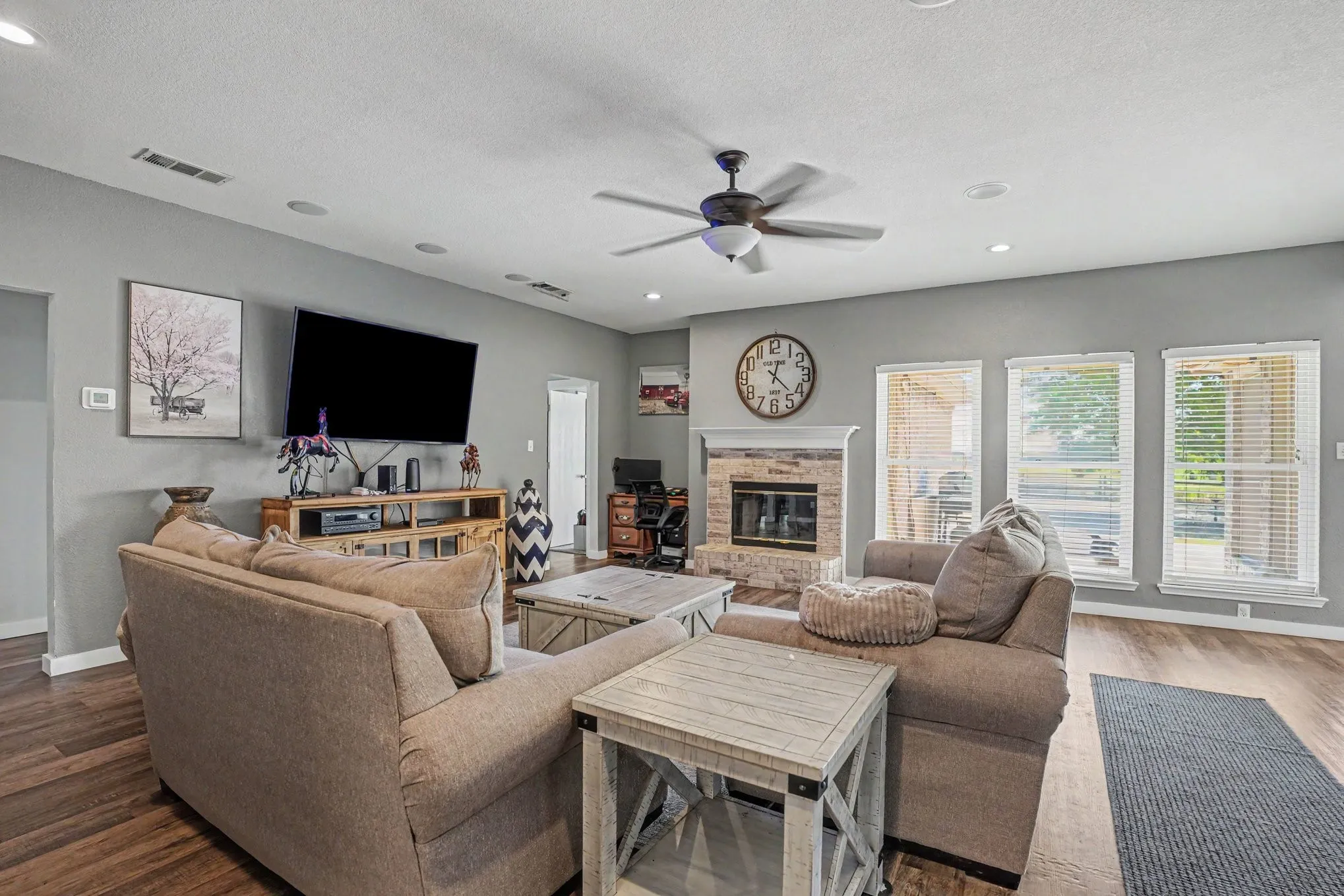 Single Family Residence For Sale in Ellis County , 106 Bent Creek Court, Waxahachie, Texas 75165, 4 Bedroom, 2 Bathroom, 3 Garage spaces, 2,060 Sqft, built in 2000, mls#21368942, Real Estate Agent in Waxahachie, Homes For Sale in Ellis county, Homes For Sale in Waxahachie, Realtor in Waxahachie Texas, Real Estate Brokerage Independent Realty Texas, Luminita Cordes Realtor