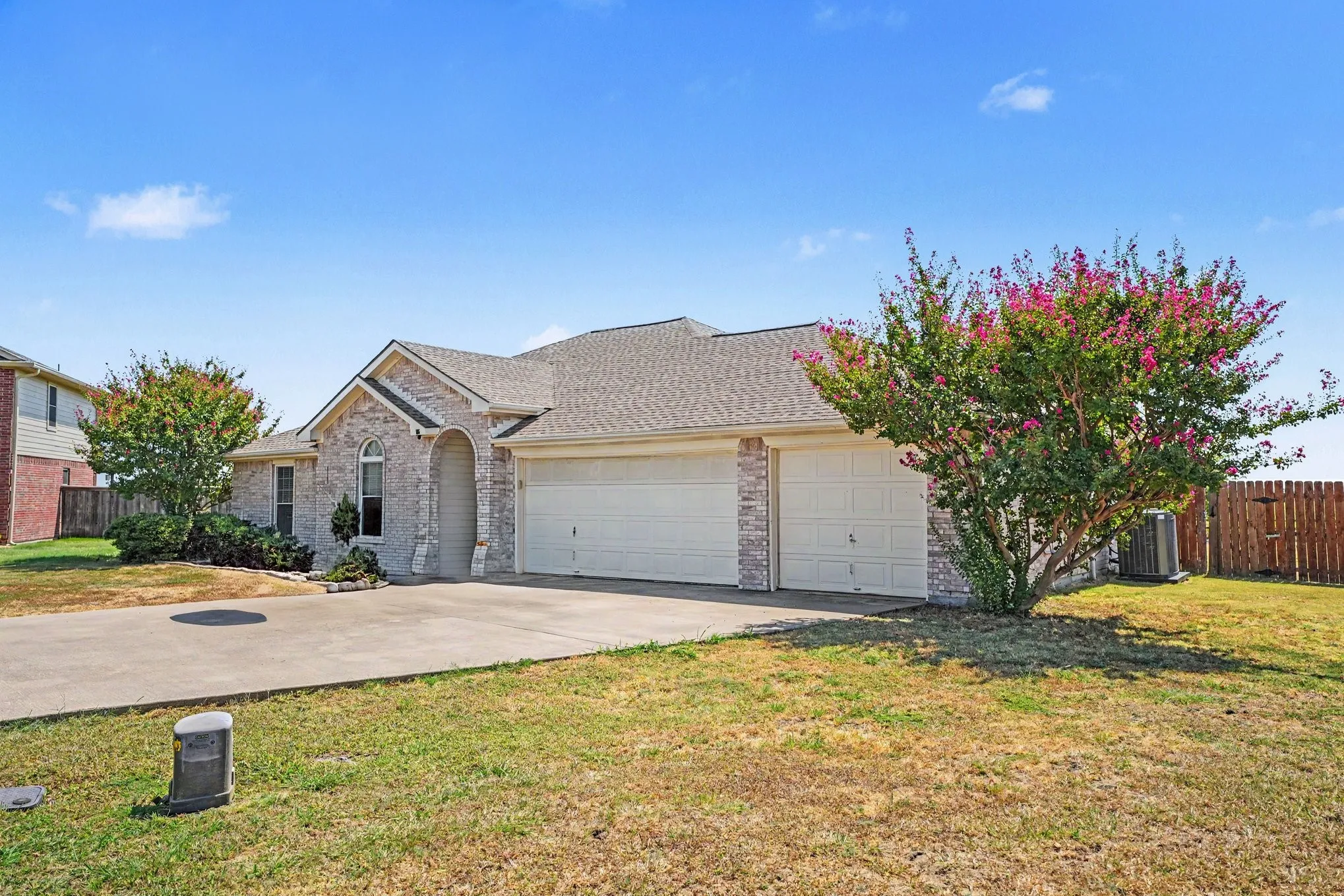 Single Family Residence For Sale in Ellis County , 106 Bent Creek Court, Waxahachie, Texas 75165, 4 Bedroom, 2 Bathroom, 3 Garage spaces, 2,060 Sqft, built in 2000, mls#21368942, Real Estate Agent in Waxahachie, Homes For Sale in Ellis county, Homes For Sale in Waxahachie, Realtor in Waxahachie Texas, Real Estate Brokerage Independent Realty Texas, Luminita Cordes Realtor