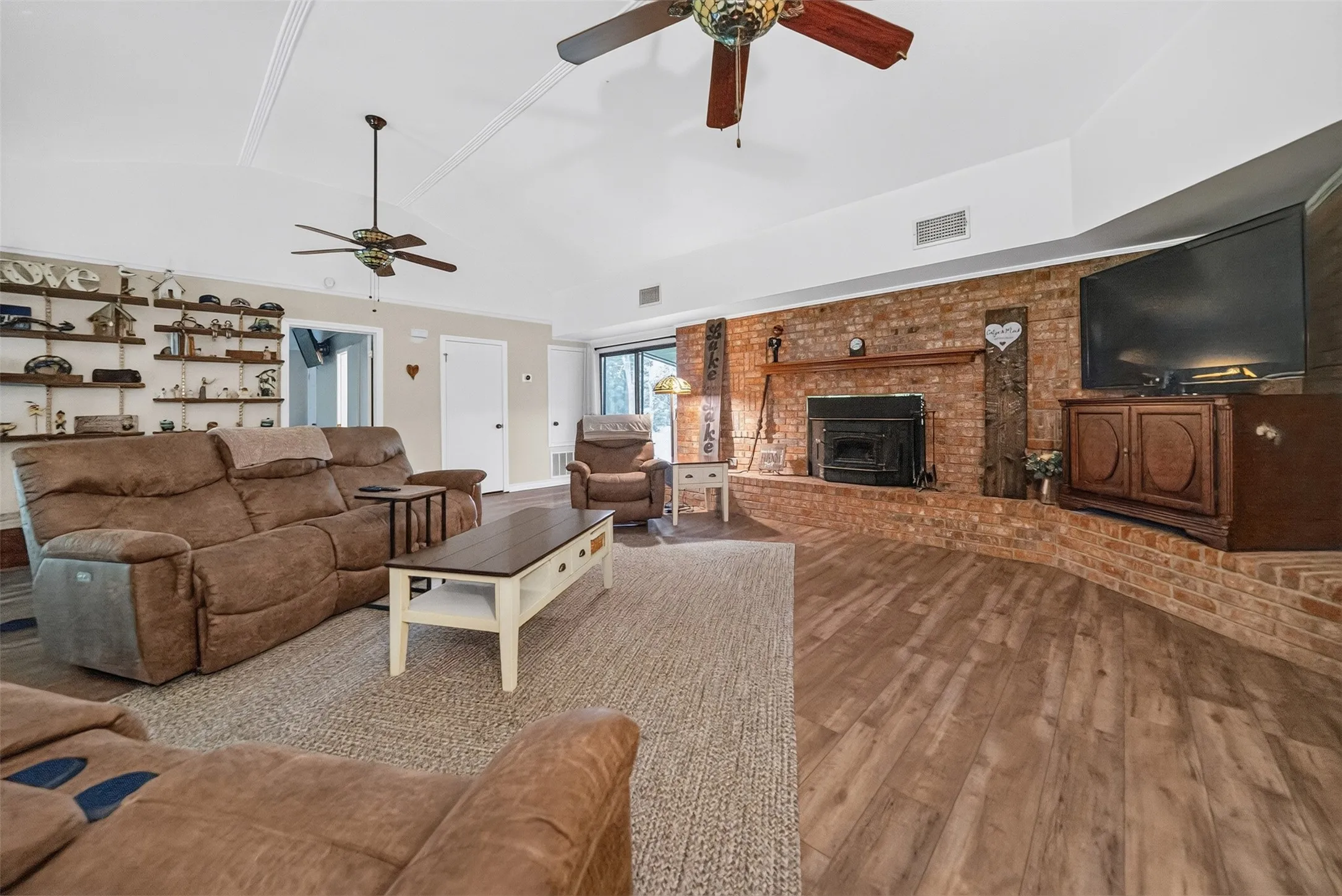 Single Family Residence For Sale in Cherokee County , 2401 Lake Park Ln, Jacksonville, Texas 75766, 3 Bedroom, 2 Bathroom, 1 Garage spaces, 2,584 Sqft, built in 1978, mls#21345649, Real Estate Agent in Jacksonville, Homes For Sale in Cherokee county, Homes For Sale in Jacksonville, Realtor in Jacksonville Texas, Real Estate Brokerage Independent Realty Texas, Luminita Cordes Realtor