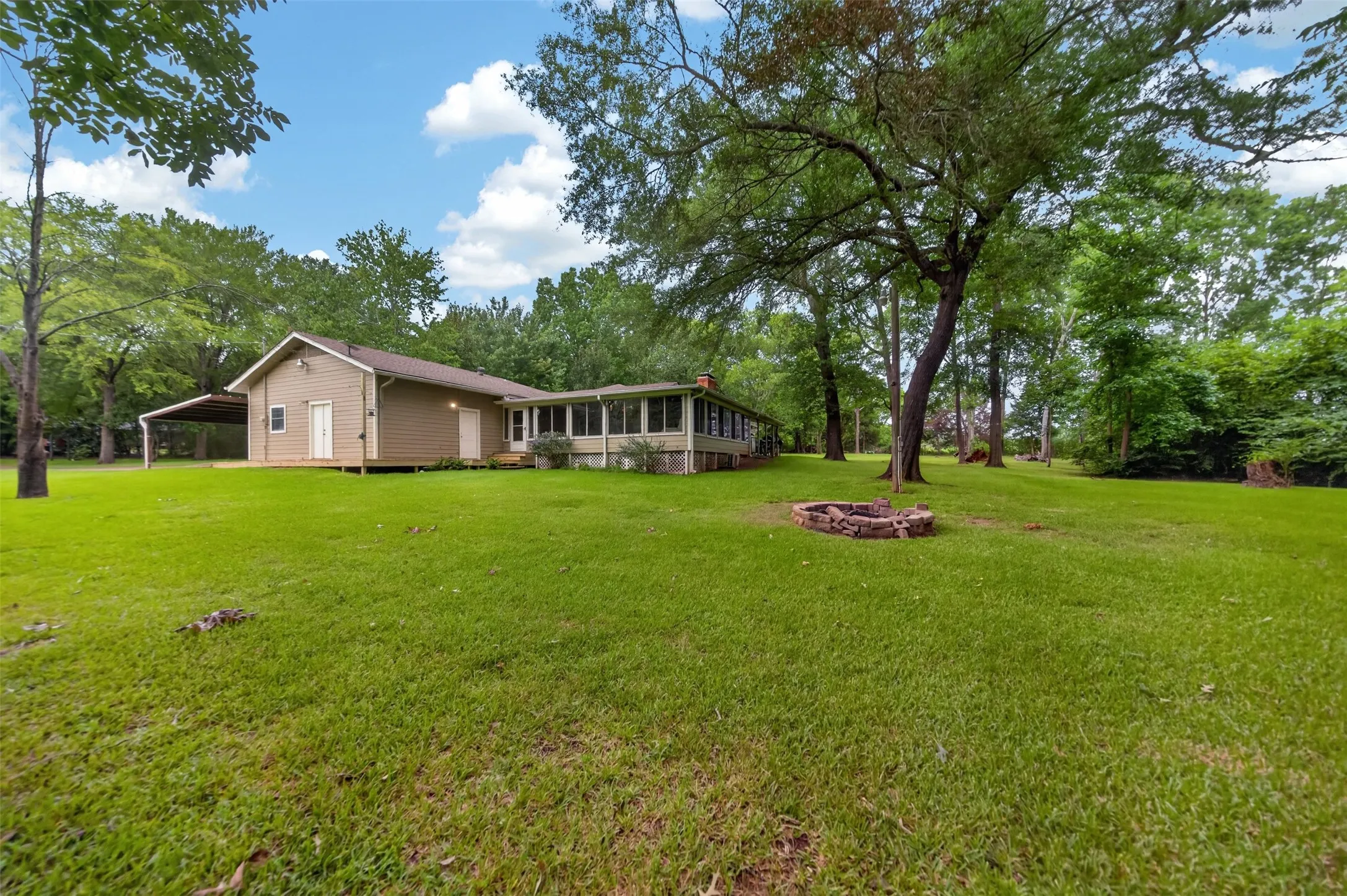 Single Family Residence For Sale in Cherokee County , 2401 Lake Park Ln, Jacksonville, Texas 75766, 3 Bedroom, 2 Bathroom, 1 Garage spaces, 2,584 Sqft, built in 1978, mls#21345649, Real Estate Agent in Jacksonville, Homes For Sale in Cherokee county, Homes For Sale in Jacksonville, Realtor in Jacksonville Texas, Real Estate Brokerage Independent Realty Texas, Luminita Cordes Realtor