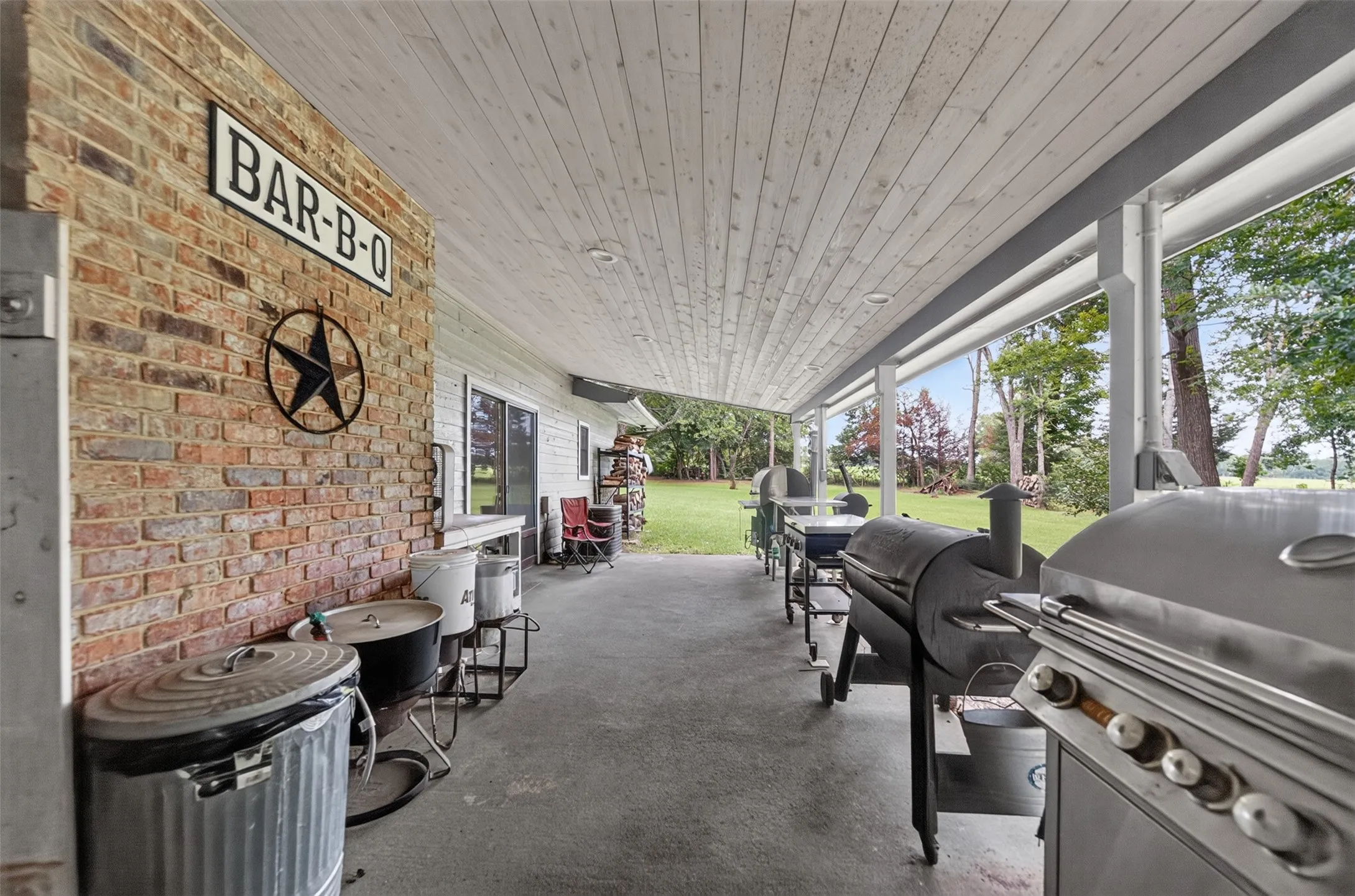 Single Family Residence For Sale in Cherokee County , 2401 Lake Park Ln, Jacksonville, Texas 75766, 3 Bedroom, 2 Bathroom, 1 Garage spaces, 2,584 Sqft, built in 1978, mls#21345649, Real Estate Agent in Jacksonville, Homes For Sale in Cherokee county, Homes For Sale in Jacksonville, Realtor in Jacksonville Texas, Real Estate Brokerage Independent Realty Texas, Luminita Cordes Realtor