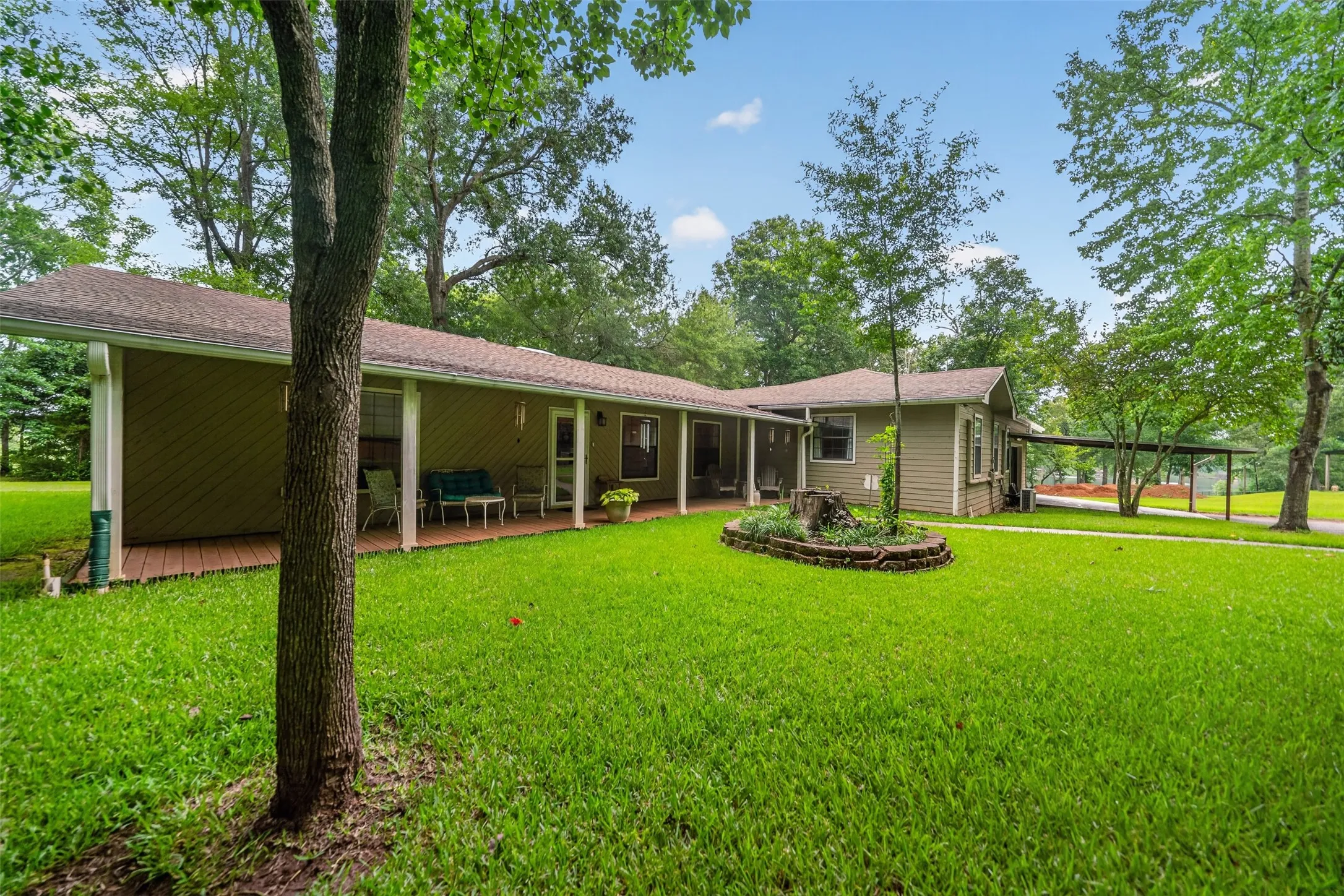 Single Family Residence For Sale in Cherokee County , 2401 Lake Park Ln, Jacksonville, Texas 75766, 3 Bedroom, 2 Bathroom, 1 Garage spaces, 2,584 Sqft, built in 1978, mls#21345649, Real Estate Agent in Jacksonville, Homes For Sale in Cherokee county, Homes For Sale in Jacksonville, Realtor in Jacksonville Texas, Real Estate Brokerage Independent Realty Texas, Luminita Cordes Realtor