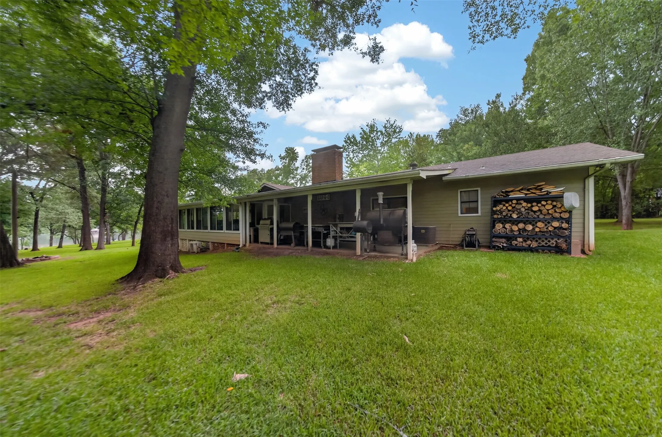 Single Family Residence For Sale in Cherokee County , 2401 Lake Park Ln, Jacksonville, Texas 75766, 3 Bedroom, 2 Bathroom, 1 Garage spaces, 2,584 Sqft, built in 1978, mls#21345649, Real Estate Agent in Jacksonville, Homes For Sale in Cherokee county, Homes For Sale in Jacksonville, Realtor in Jacksonville Texas, Real Estate Brokerage Independent Realty Texas, Luminita Cordes Realtor