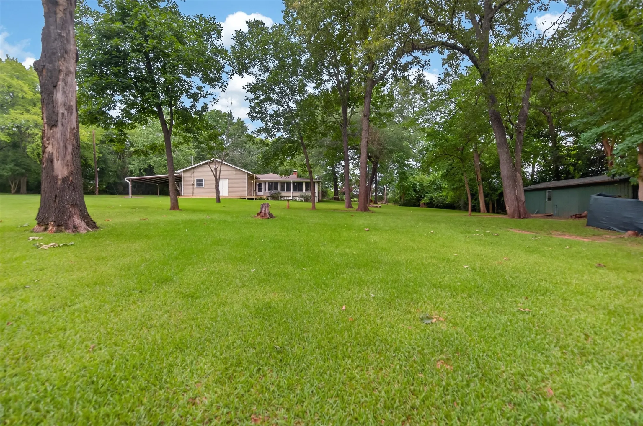 Single Family Residence For Sale in Cherokee County , 2401 Lake Park Ln, Jacksonville, Texas 75766, 3 Bedroom, 2 Bathroom, 1 Garage spaces, 2,584 Sqft, built in 1978, mls#21345649, Real Estate Agent in Jacksonville, Homes For Sale in Cherokee county, Homes For Sale in Jacksonville, Realtor in Jacksonville Texas, Real Estate Brokerage Independent Realty Texas, Luminita Cordes Realtor