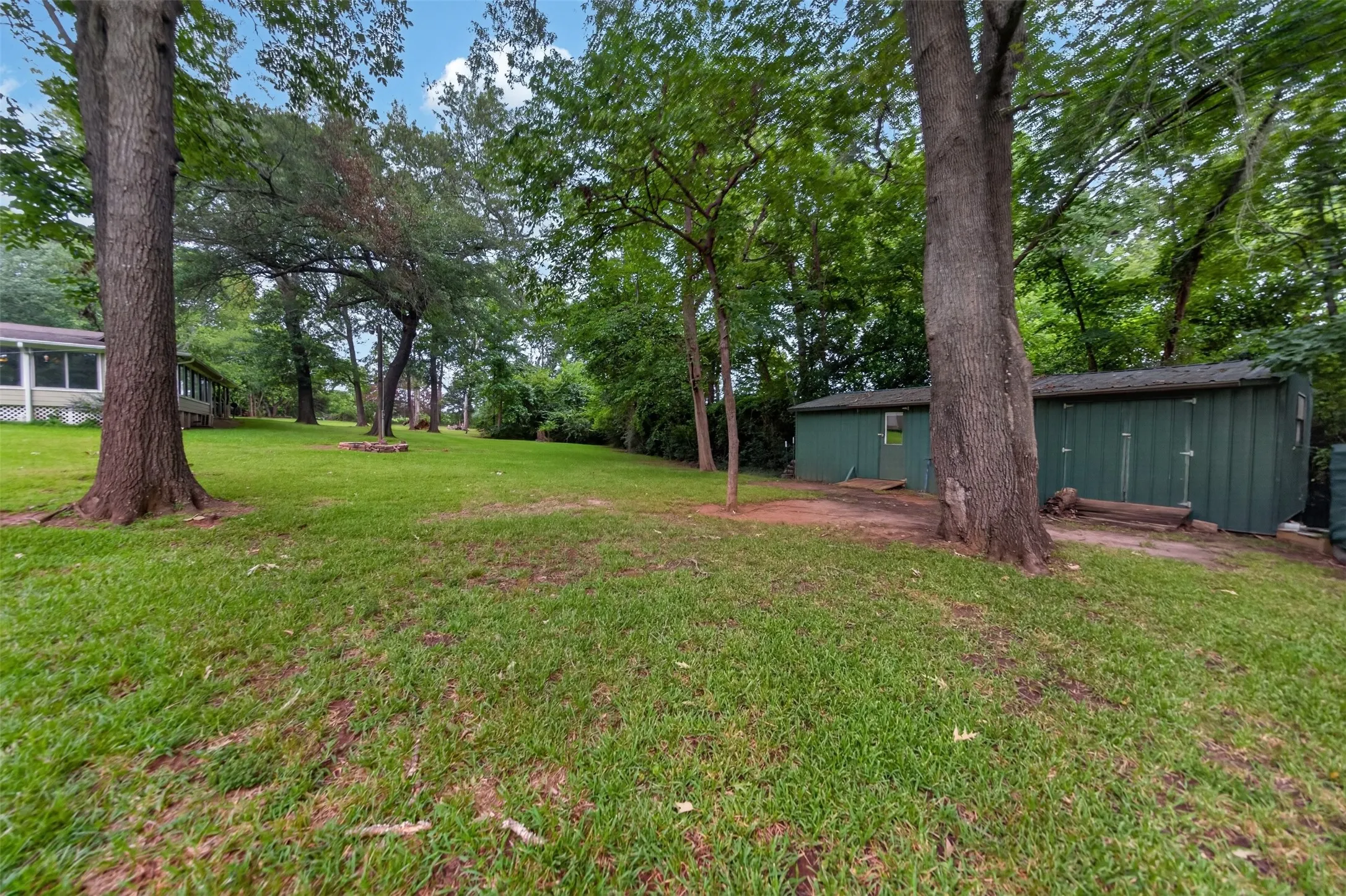 Single Family Residence For Sale in Cherokee County , 2401 Lake Park Ln, Jacksonville, Texas 75766, 3 Bedroom, 2 Bathroom, 1 Garage spaces, 2,584 Sqft, built in 1978, mls#21345649, Real Estate Agent in Jacksonville, Homes For Sale in Cherokee county, Homes For Sale in Jacksonville, Realtor in Jacksonville Texas, Real Estate Brokerage Independent Realty Texas, Luminita Cordes Realtor
