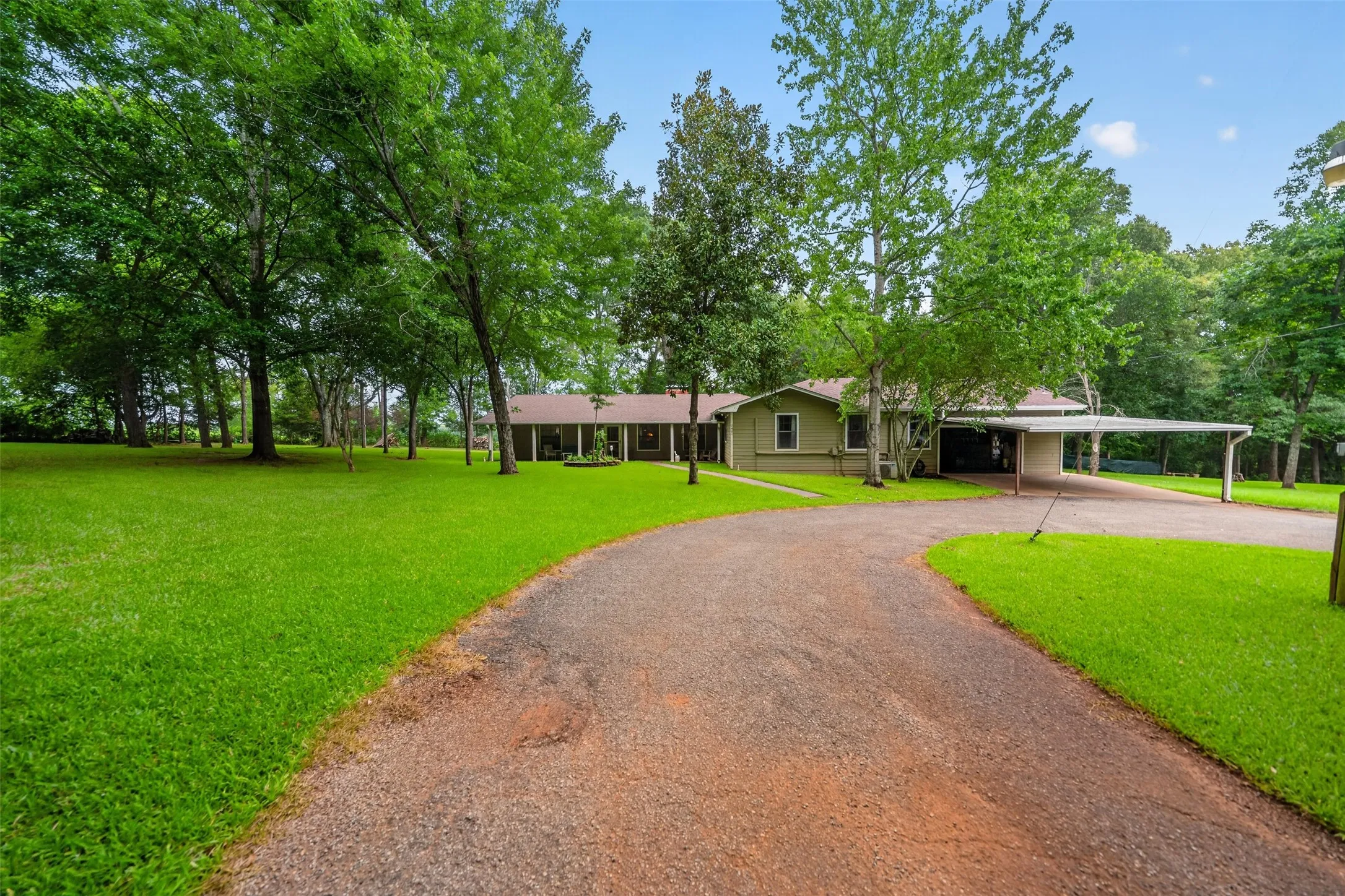 Single Family Residence For Sale in Cherokee County , 2401 Lake Park Ln, Jacksonville, Texas 75766, 3 Bedroom, 2 Bathroom, 1 Garage spaces, 2,584 Sqft, built in 1978, mls#21345649, Real Estate Agent in Jacksonville, Homes For Sale in Cherokee county, Homes For Sale in Jacksonville, Realtor in Jacksonville Texas, Real Estate Brokerage Independent Realty Texas, Luminita Cordes Realtor