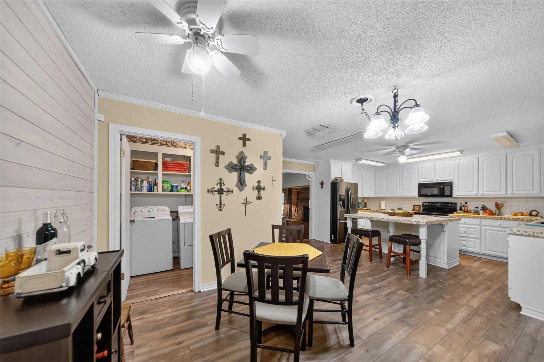 Single Family Residence For Sale in Cherokee County , 2401 Lake Park Ln, Jacksonville, Texas 75766, 3 Bedroom, 2 Bathroom, 1 Garage spaces, 2,584 Sqft, built in 1978, mls#21345649, Real Estate Agent in Jacksonville, Homes For Sale in Cherokee county, Homes For Sale in Jacksonville, Realtor in Jacksonville Texas, Real Estate Brokerage Independent Realty Texas, Luminita Cordes Realtor