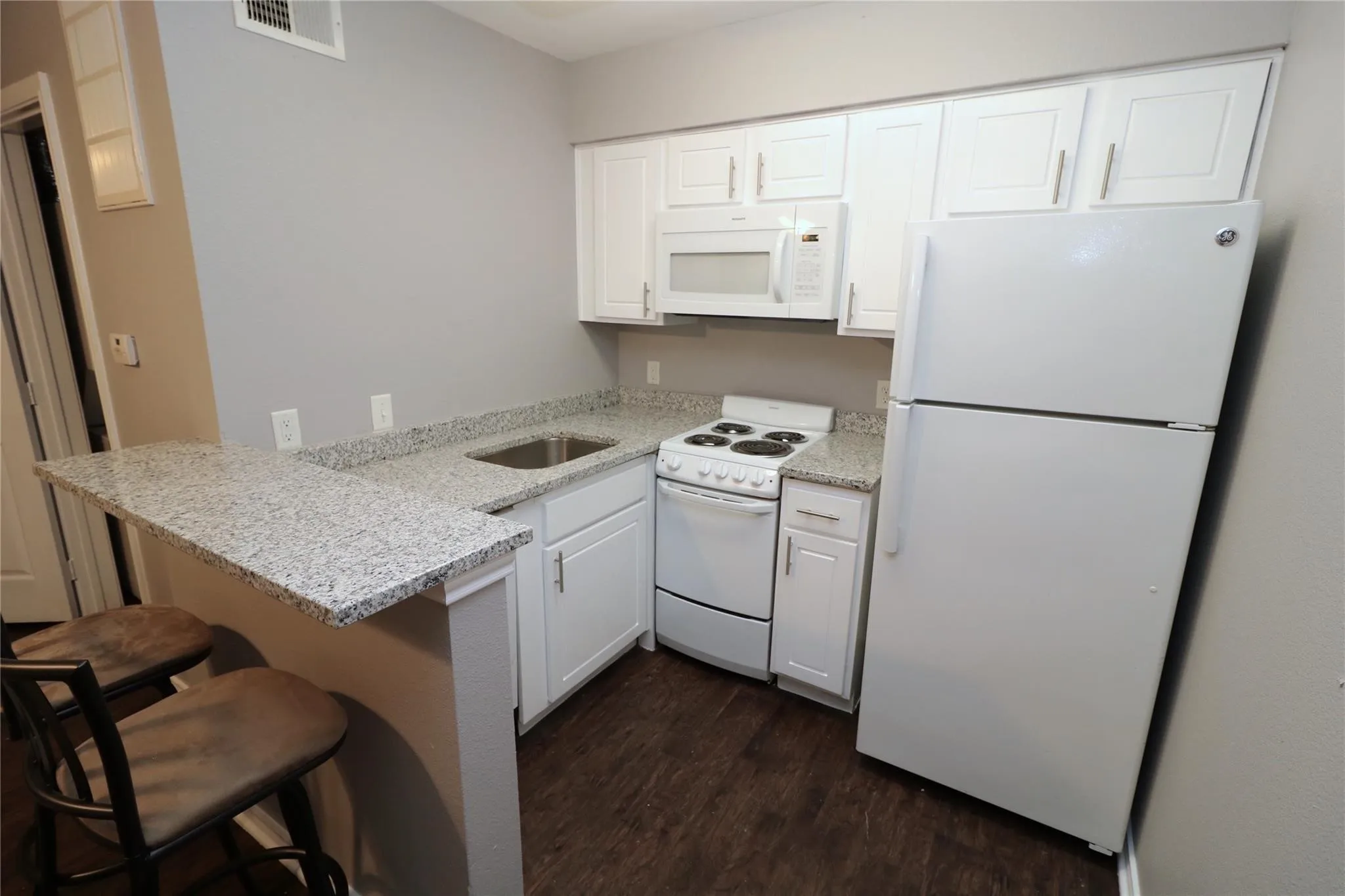 Condominium For Rent in Dallas County , 9831 Walnut Street P308, Dallas, Texas 75243, 1 Bedroom, 1 Bathroom, Garage spaces, 423 Sqft, built in 1983, mls#21369993, Real Estate Agent in Dallas, Homes For Rent in Dallas county, Homes For Rent in Dallas, Realtor in Dallas Texas, Real Estate Brokerage Independent Realty Texas, Luminita Cordes Realtor